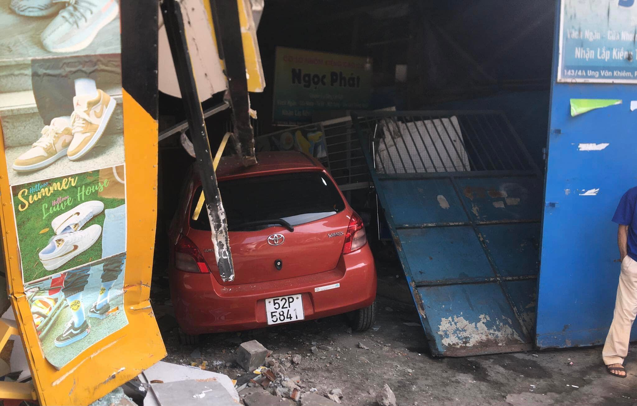 Tôi là dân quận 5 - QUÝ BÀ Ở TPHCM LÁI Ô TÔ ĐÂM 2 XE MÁY, TÔNG SẶP CỔNG ...