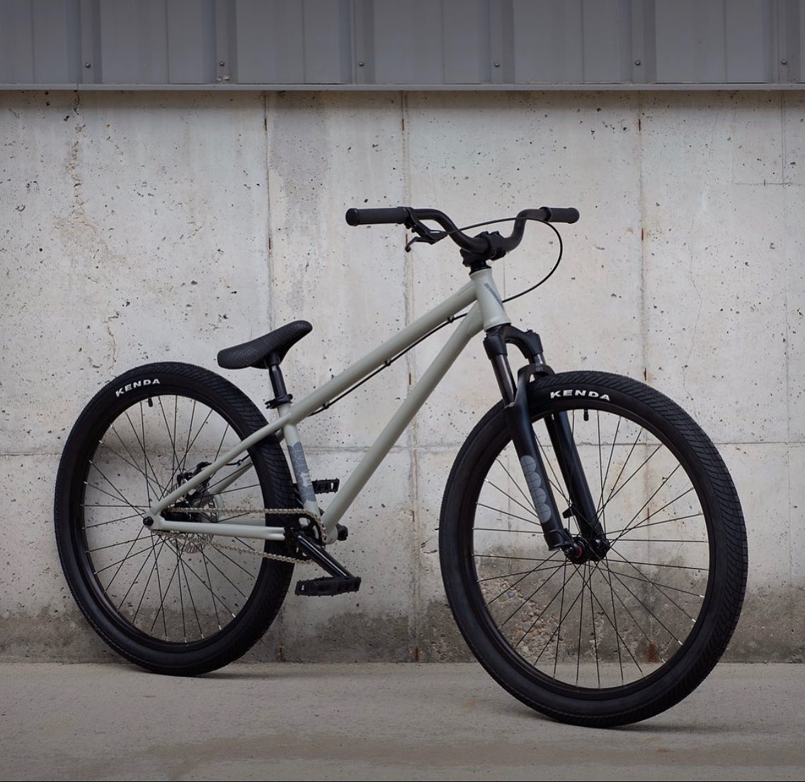 Bombtrack Dash Fixie • Specs • FRAME: 4130 Full Crmo frame, heat