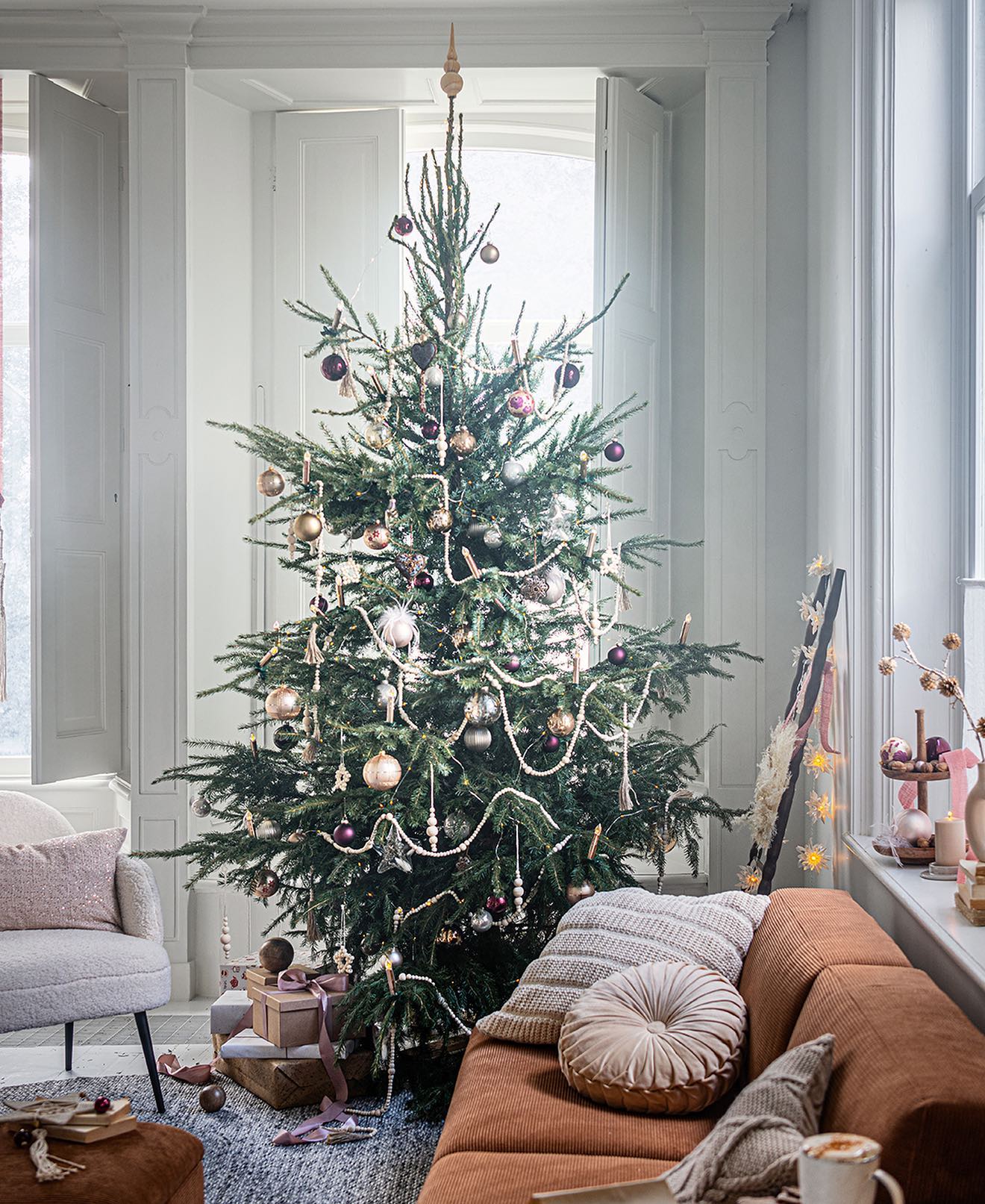 Skandi Christmas tree🎄 Für uns kann die Weihnachtsstimmung nicht früh genug losgehen, daher haben wir bereits unseren Weihnachtsbaum aufgestellt. Natürlich darf hier der passende Baumschmuck im Skandi