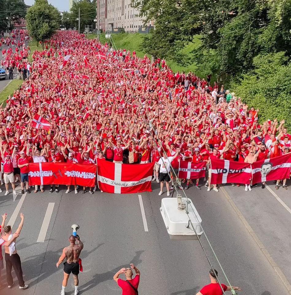 DEN RØDE MUR