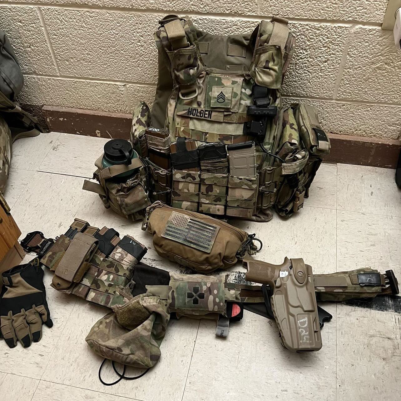 個人装備 Toy Soldier AOR1 crye m4/ 2 Crye pistol 2013 MK46 gunner AOR1 recon kit loadout