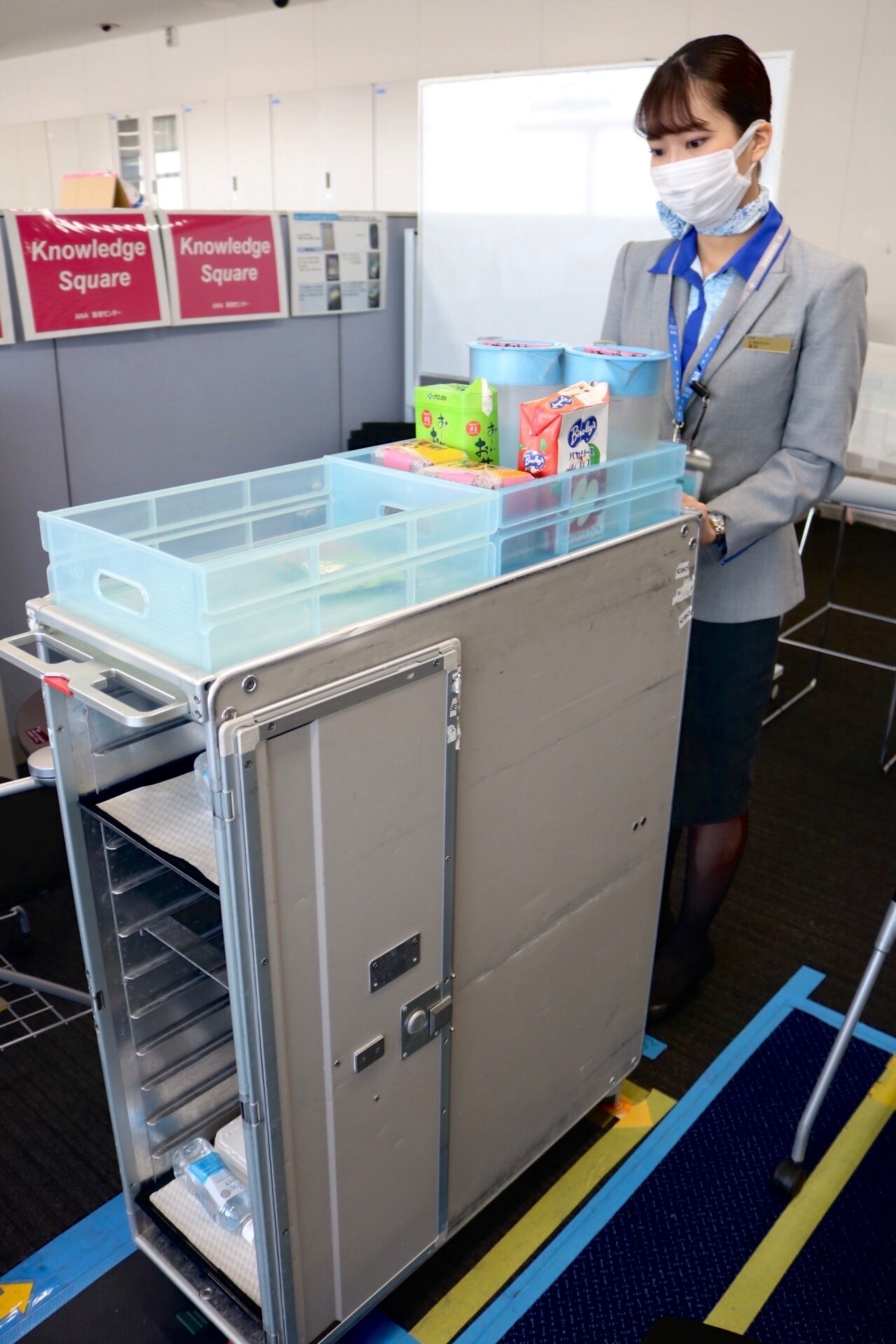 ANA.Japan - 実際のサービスカートを使用し、ギャレーから通路に出る際 