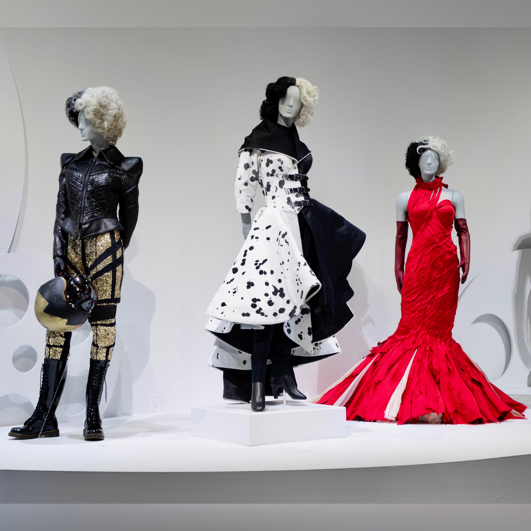Jenny Beavan wins Oscar for Cruella costume design