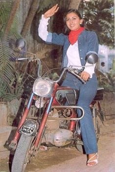 Słynna bollywoodzka aktorka Poonam Dhillon na motocyklu Rajdoot Bobby ...