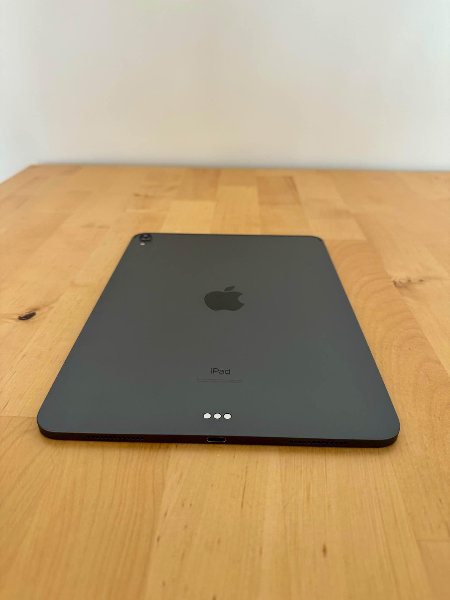 iPad Pro 11-inch 1st Gen • 64gb with Apple Smart Folio case and 