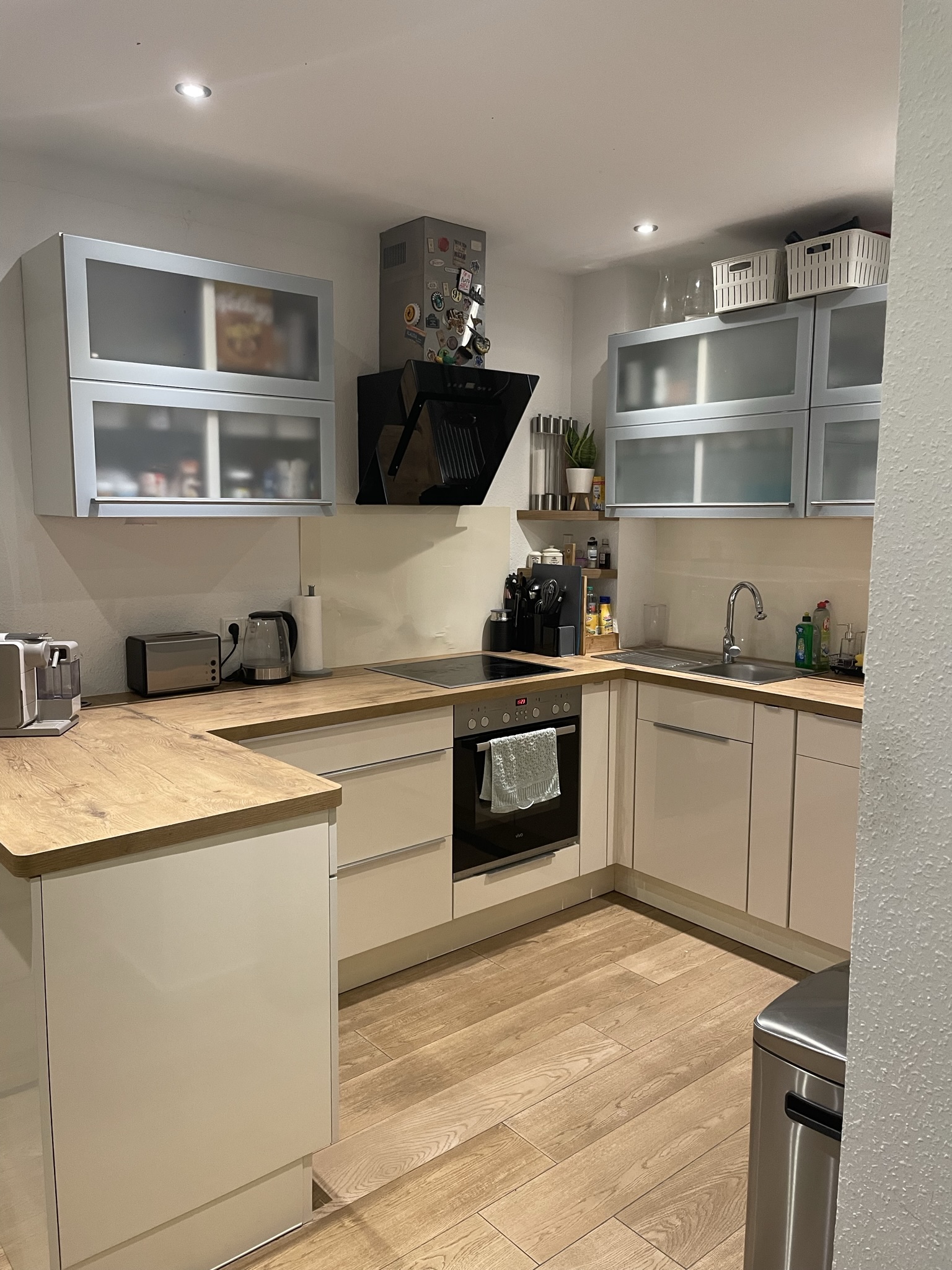 https://www.ebay-kleinanzeigen.de/s-anzeige/schoene-2-zimmer-wohnung-mainz-mombach-vollmoebliert/2228577974-203-5323 Die großzügig geschnittene Wohnung verfügt über insgesamt 2 Zimmer. In der gesamte