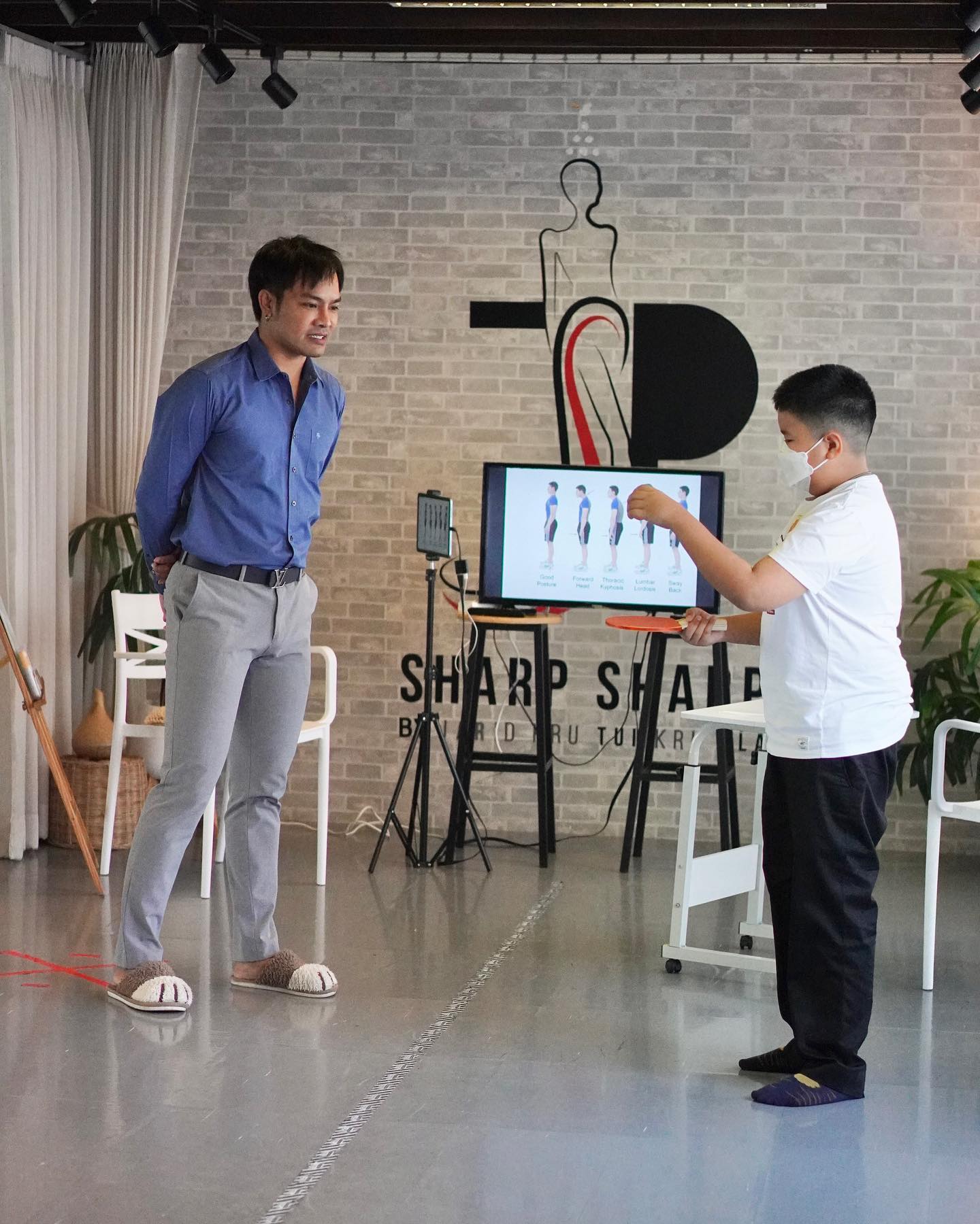 บ่อย... - Sharp Sharp Studio by จริตครูตุ้ย สถาบันสอนบุคลิกภาพ