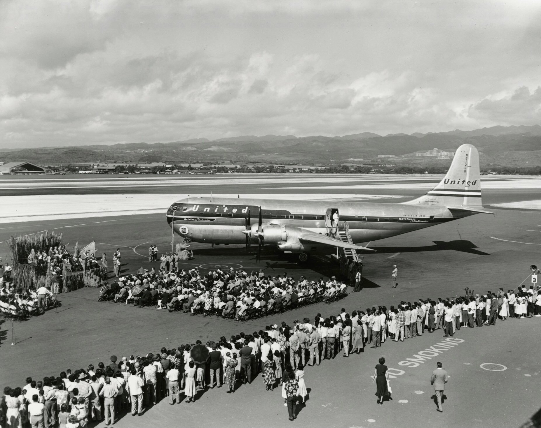 United Airlines to Hawaii 🌺 1960 NOW ON UNITED AIR LINES to