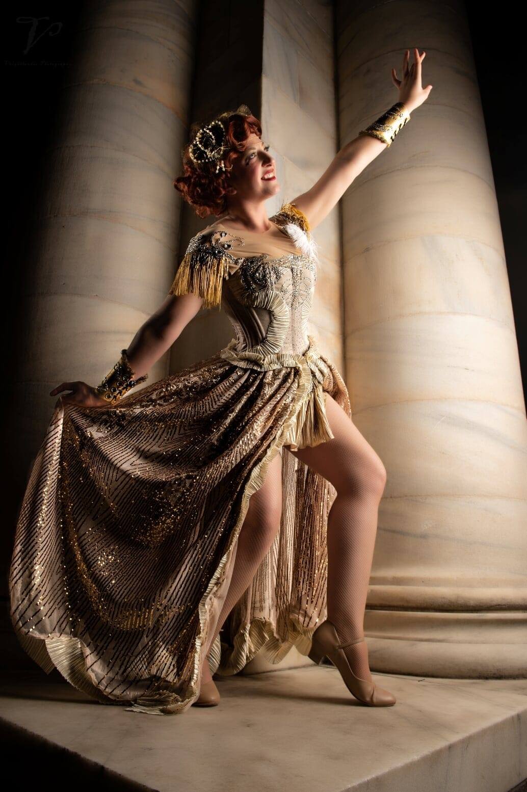 katniss everdeen gold dress Everdeen's survival strategy in Mockingjay chariot katniss fire dress