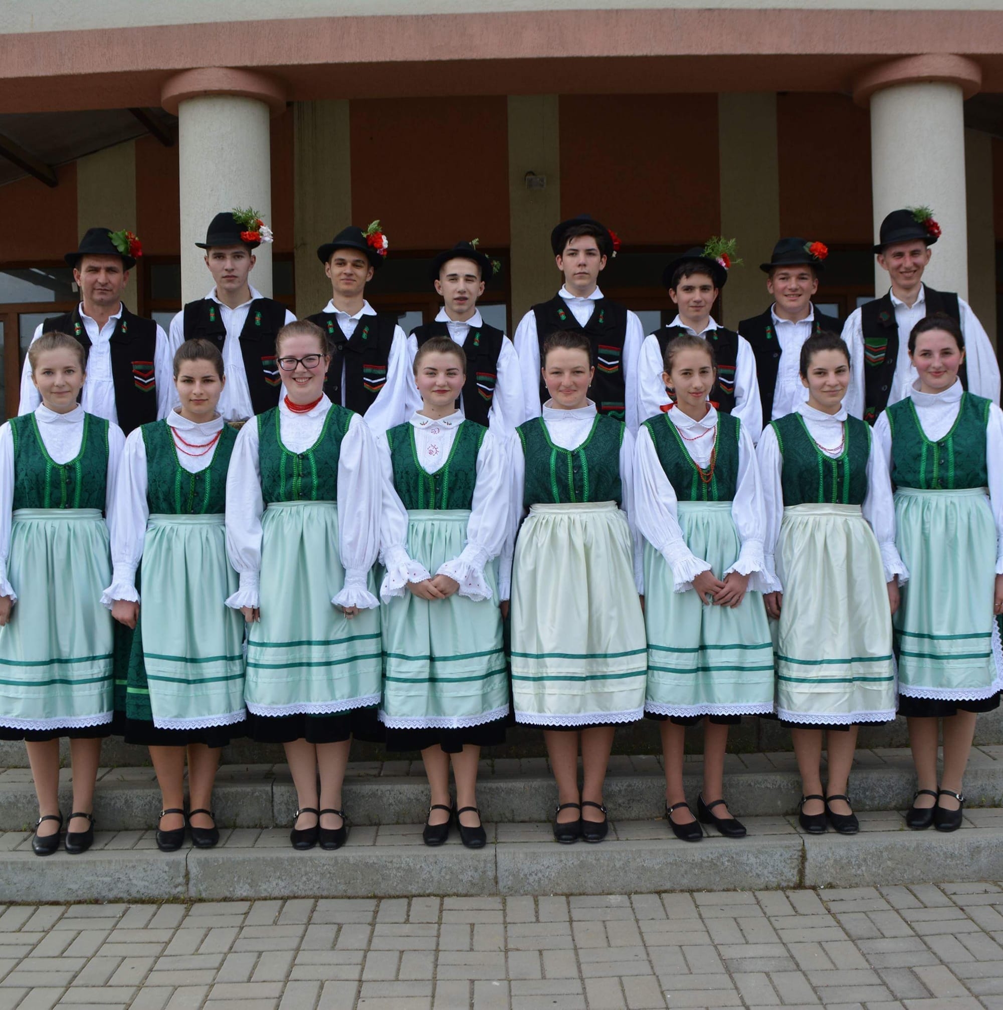 vajdakamar-si-hagyom-ny-rz-n-pt-nccsoport-grupul-de-dans-din