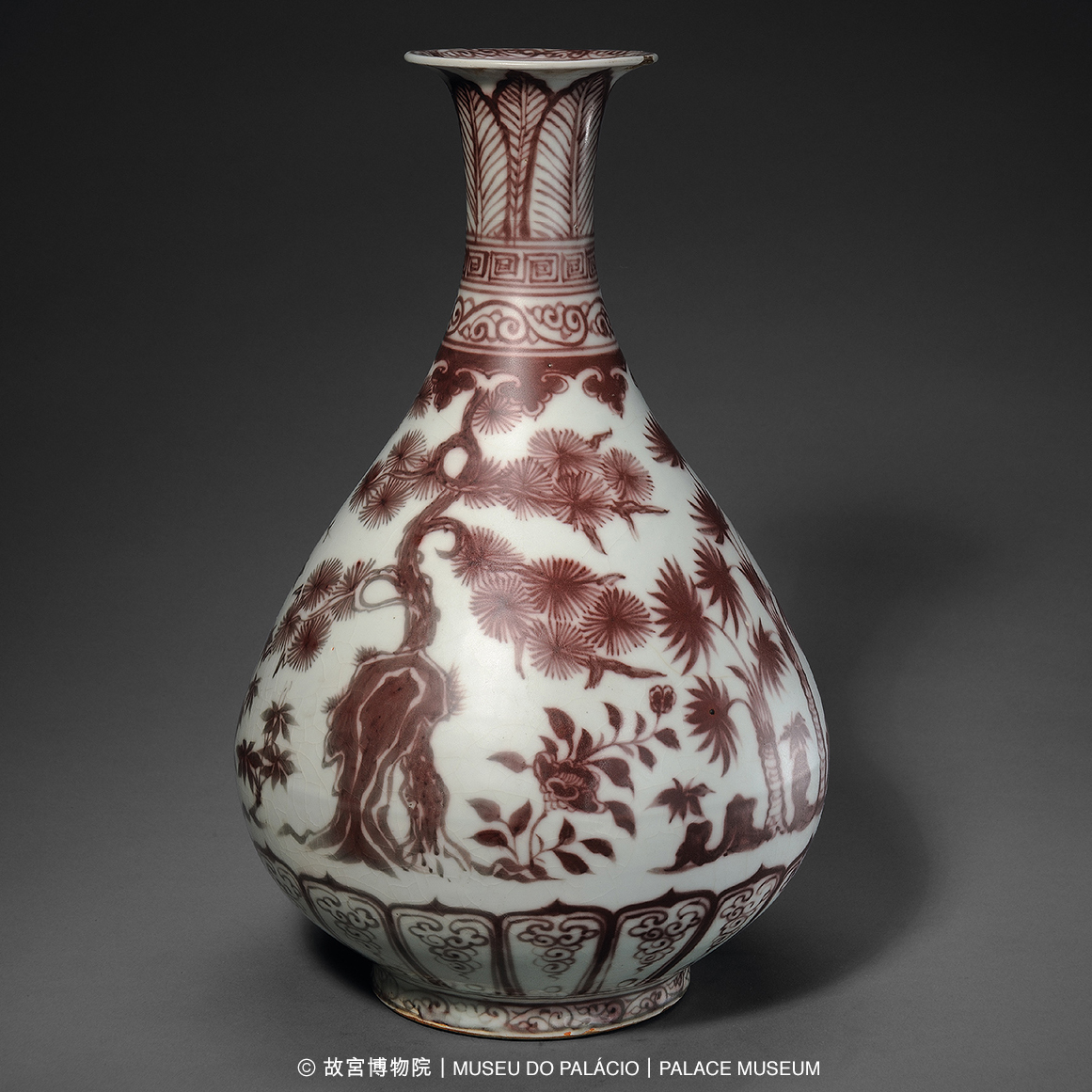 澳門藝術博物館- 《釉裡紅松竹梅圖玉壺春瓶》造型端莊，發色純正，紋飾