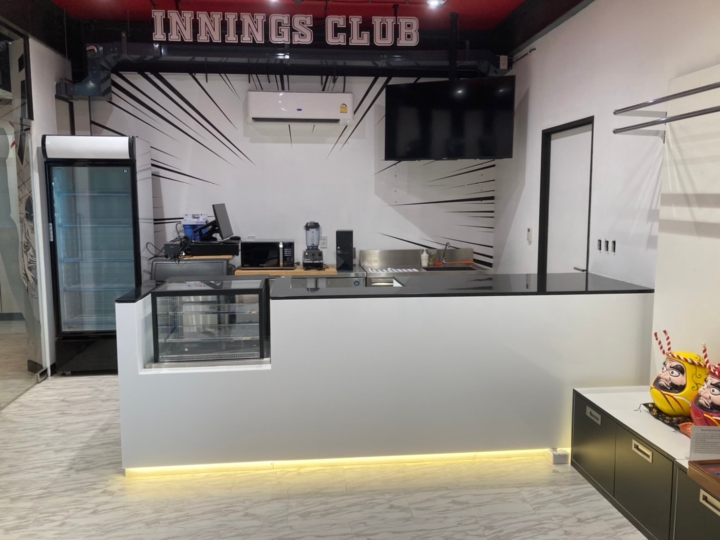 Project : INNINGS CLUB Counter กรุหิน สังเคราะห์ ไร้รอยต่อ สีขาวเรียบ ...