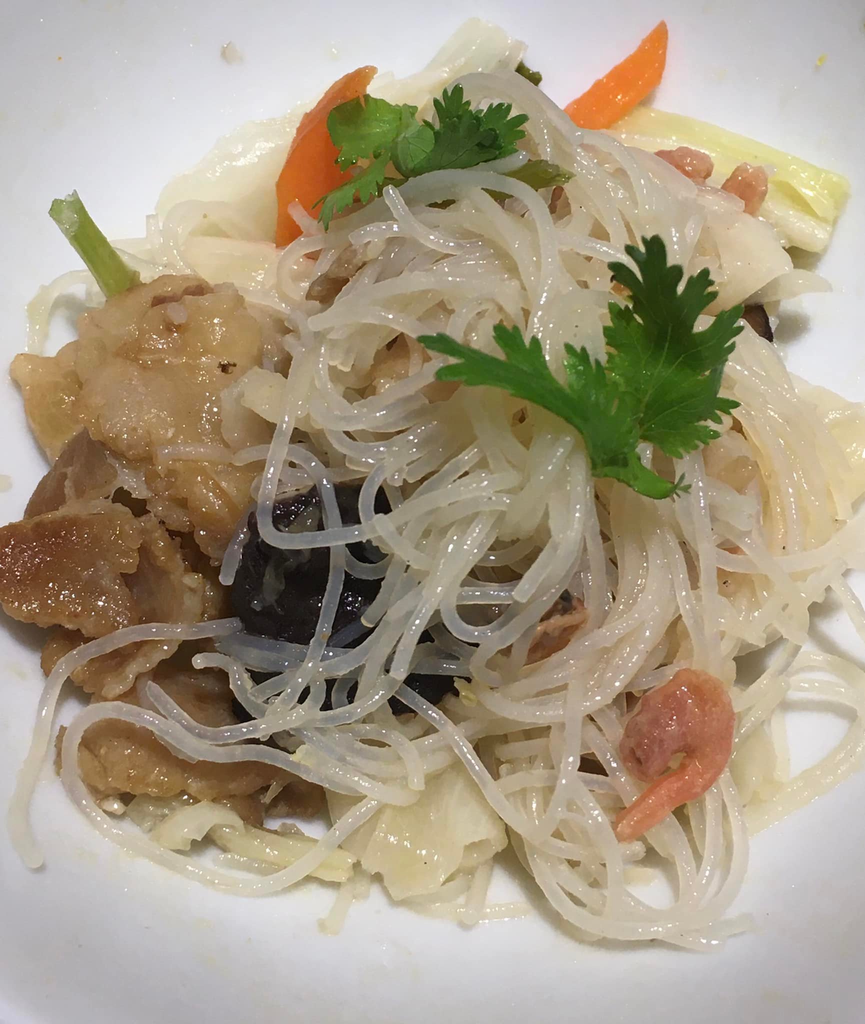 Ellen's生活筆記 - 台式炒米粉 有 蝦米 豬肉 高麗菜 香菇 紅羅蔔 油䓤酥 香菜 | Facebook