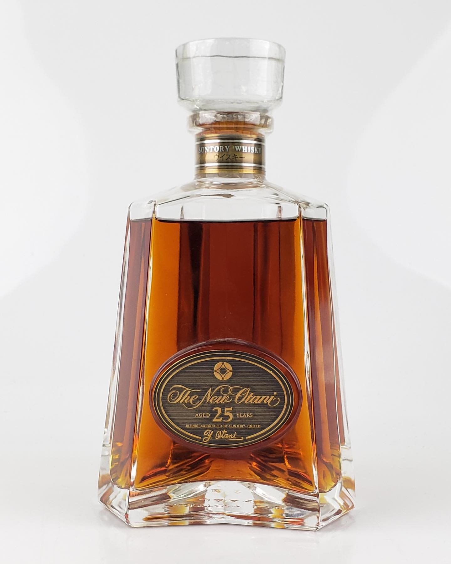 japanwhiskey_offer - Suntory 25 year old.A beautifully styled