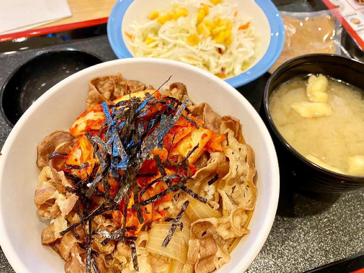 吃貨曙妮 - 📌台北-中山區行天宮 日本連鎖店松屋 主打餐點牛肉丼飯 和知名連鎖店Sukiya和吉野家蠻雷同的 ....