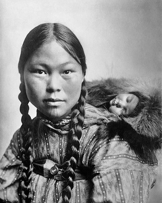 Galerie - Inuit babies were typically carried in a parka (amauti ...