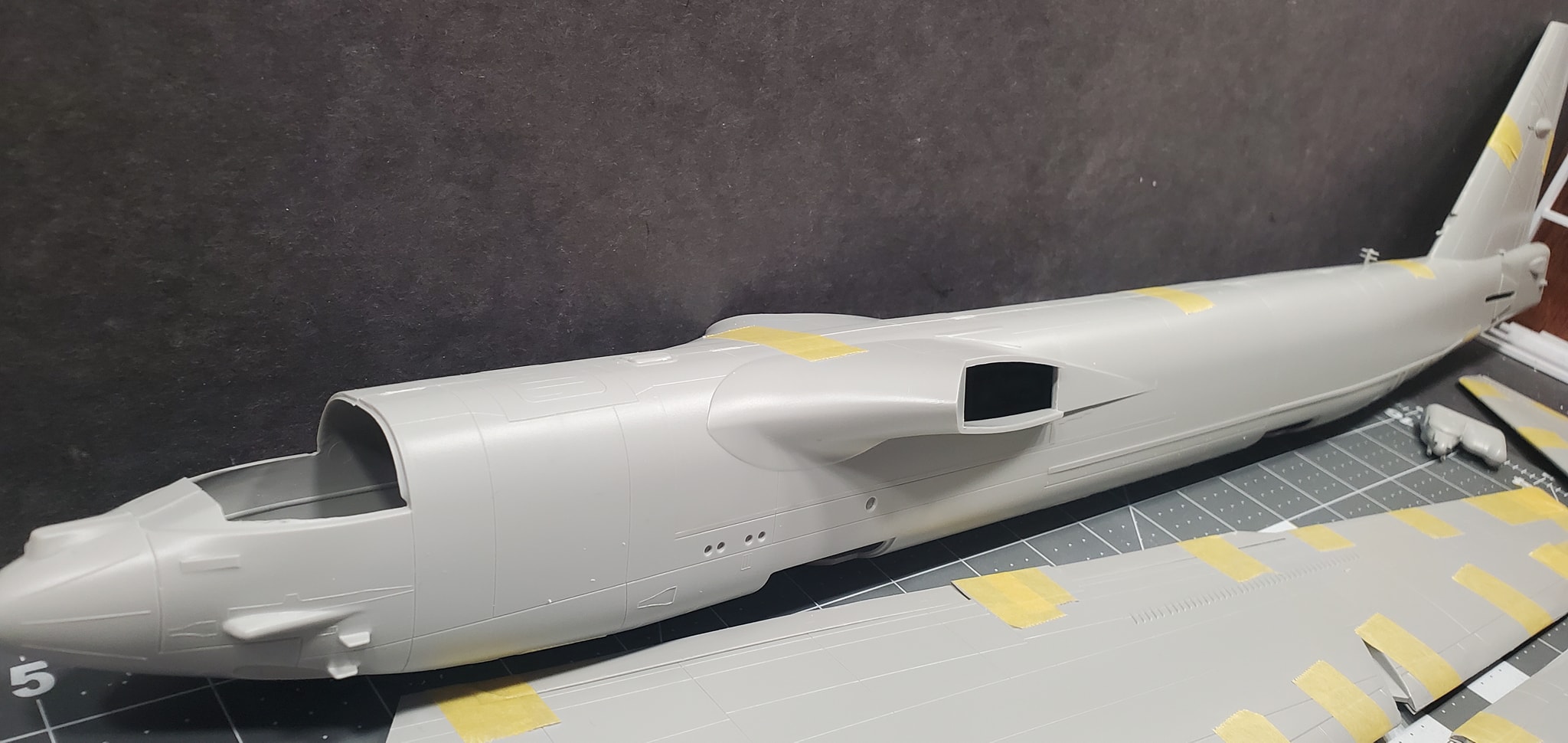 Building Italeri 1/72 B-52G Stratofortress model