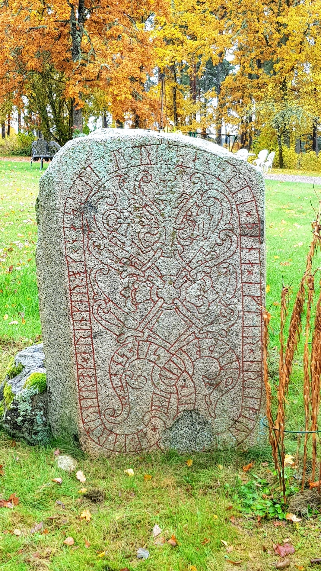 The Viking - HUGGET I STEN The Viking Museums egen guide Eric reser ...