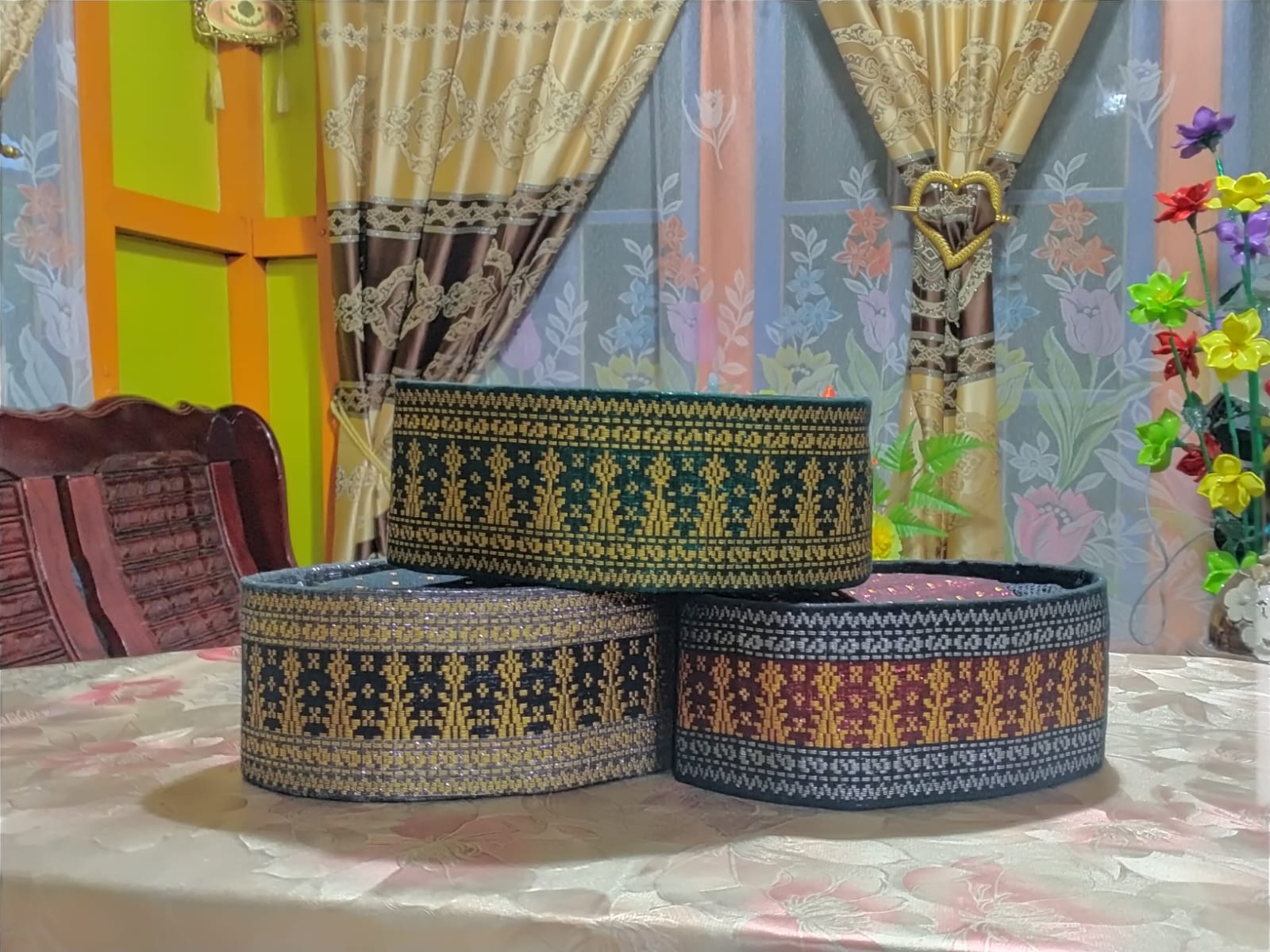 Tenun Sambas - Salah satu cara terbaik untuk menunjukan siapa diri kita ...
