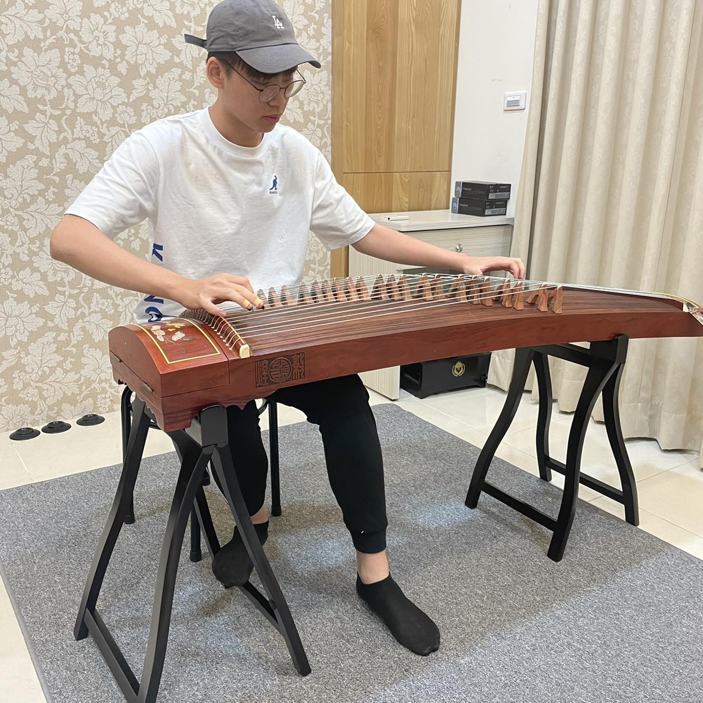 Air Music 音樂工作室 - 感恩再一位美女👩🏼報名古箏啦 ️老師耐心細心與用心的指導💯讓看似艱澀的古箏也能有信...