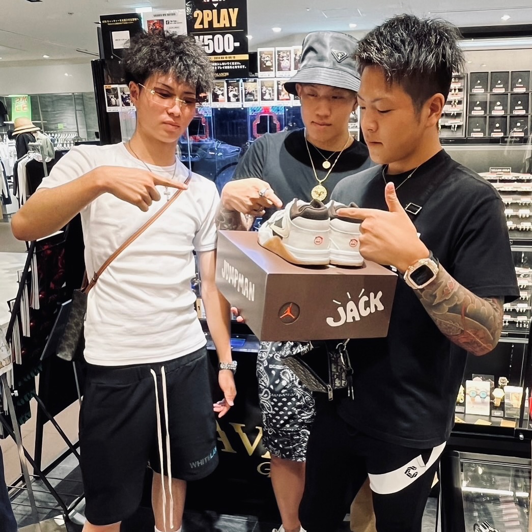 アヴァランチ ルクア大阪店に設置しているスニーカーUFOキャッチャーで