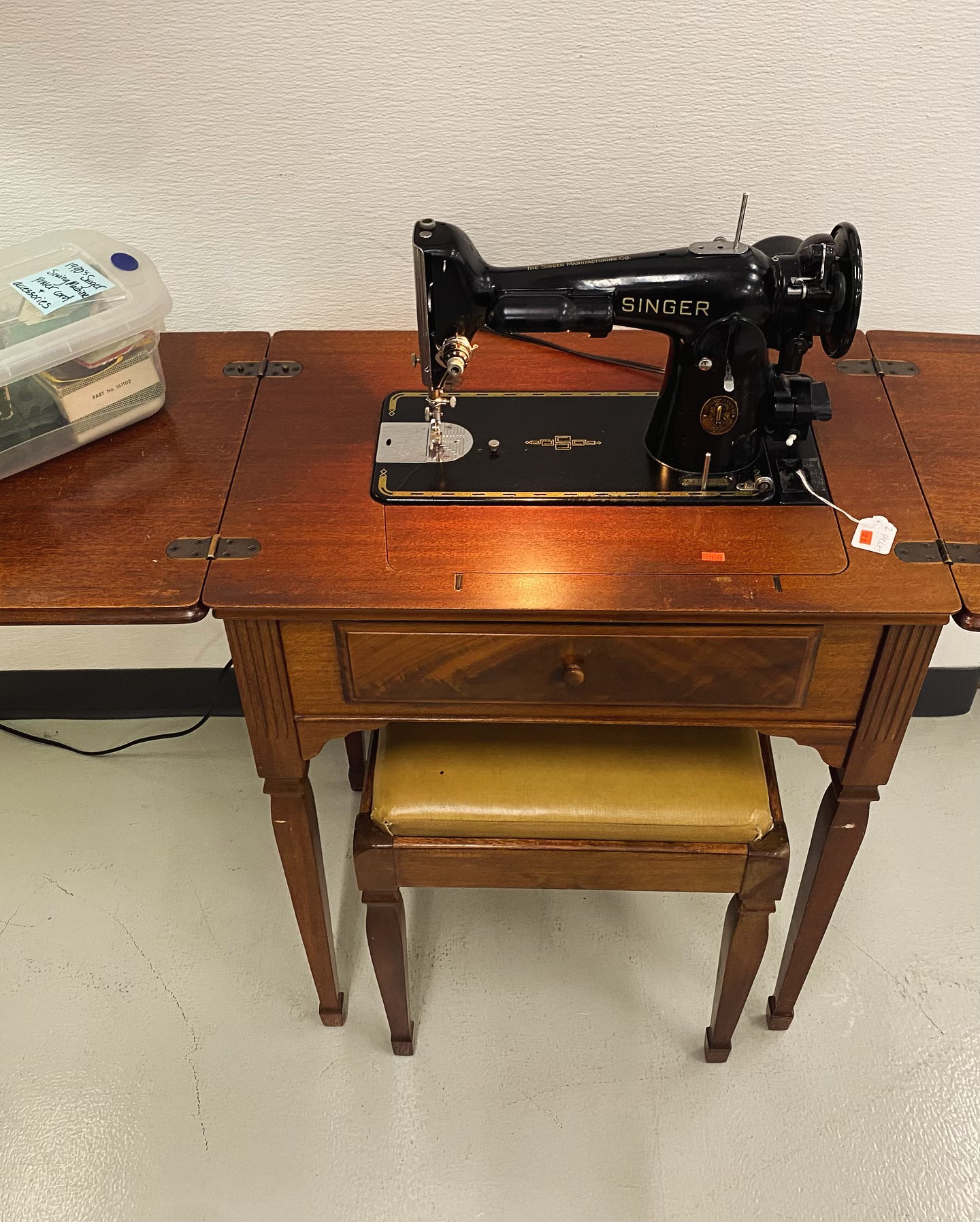 ✨1940 Vintage Singer Sewing Machine in Cabinet Model 201✨ $132.99