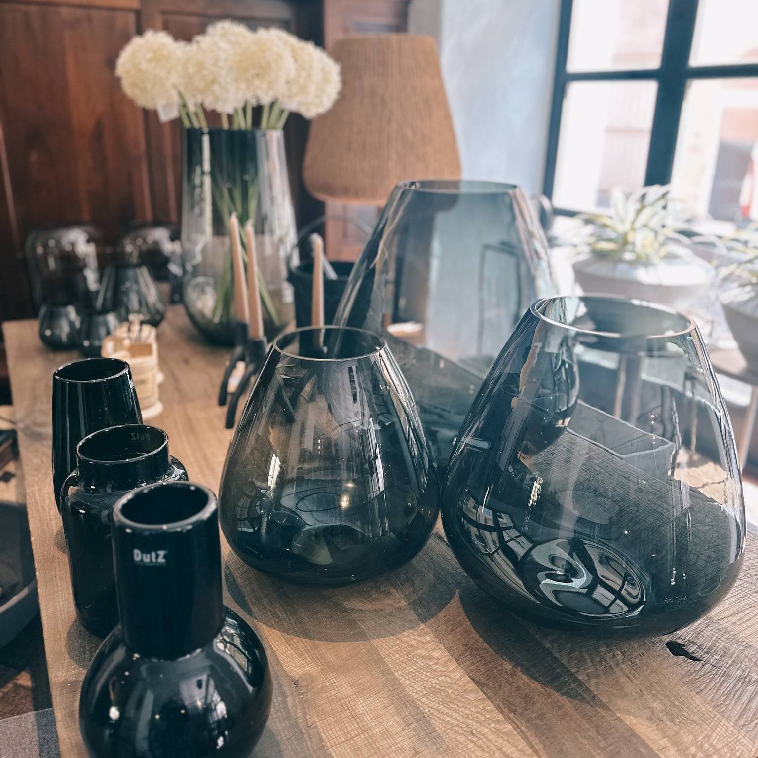 Akzente setzen mit Rauchglas-Vasen 🏺 Ob klein oder groß und egal in welcher Form, elegante Glasvasen verleihen euren Räumen einen modernen Touch sind ein perfekter zeitloser Hingucker. 💎 Auf dem Esstisch, im