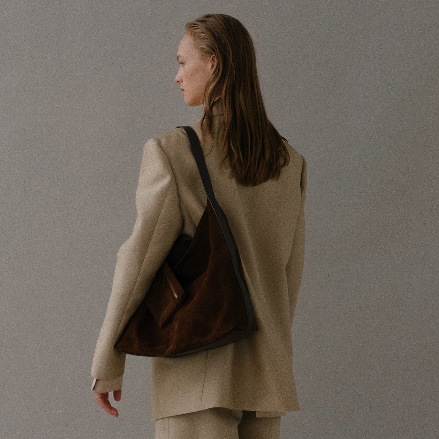 로서울 - Pulpy hobo bag Suede Chestnut이 재고 소진으로 프리오더로 