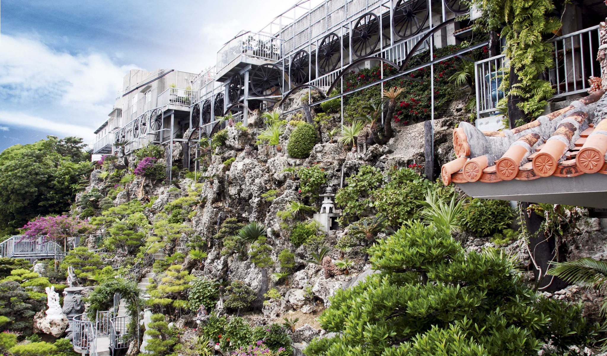 Cave, Bonsai Garden, and Cafe Gold Hall / 鍾乳洞、盆栽庭園＆カフェ 