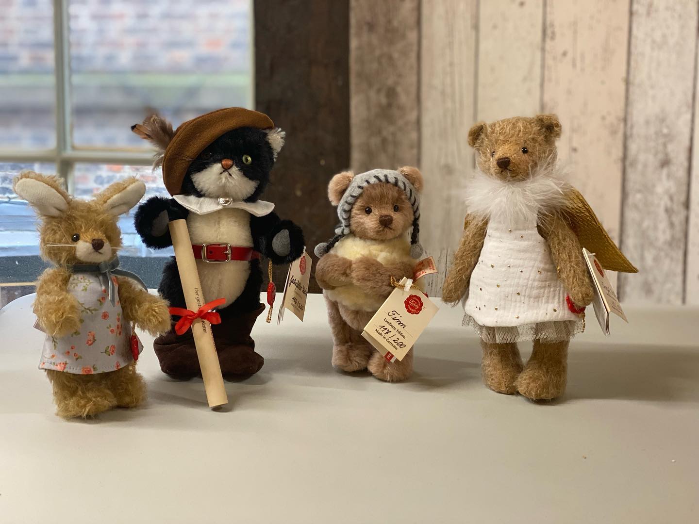 What is the Hermann 96112 teddy bear with little bears on its bow?