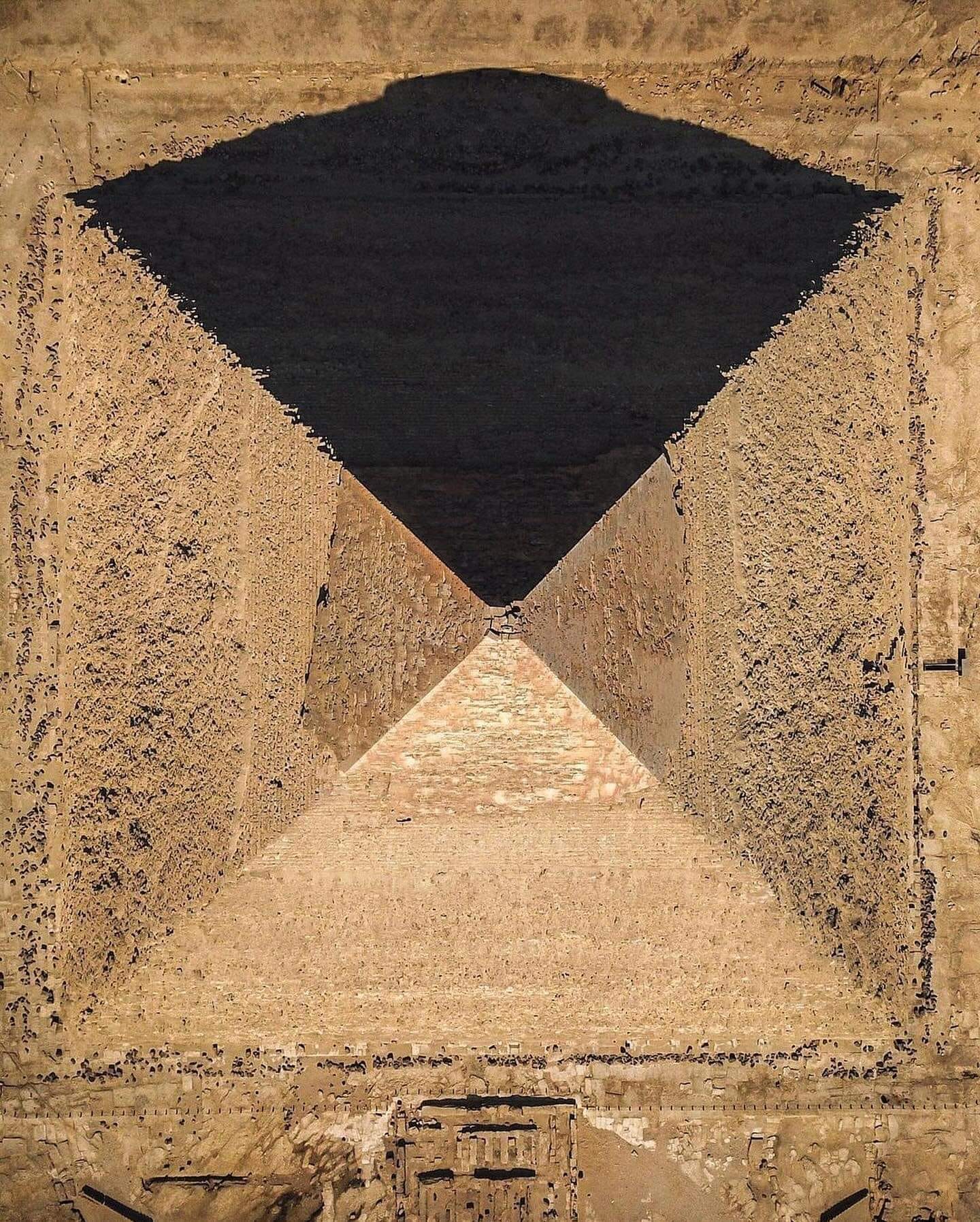 『TOP of Pyramidページ』 Which one is the top view of this pyramid?