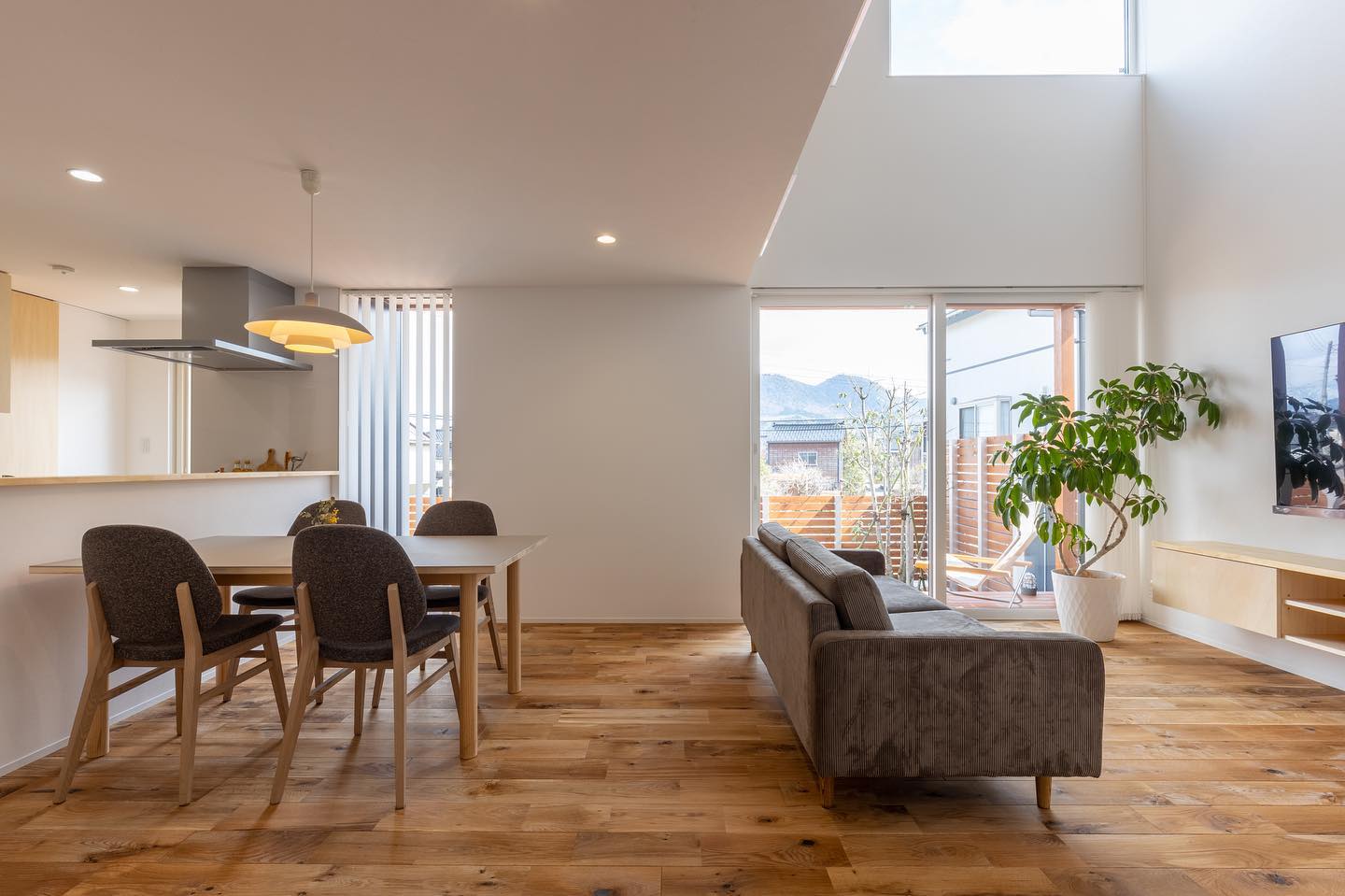 カネタ建設 - ・ Long Life,Long Loved Design. 高台に建つ 四季を眺める家...