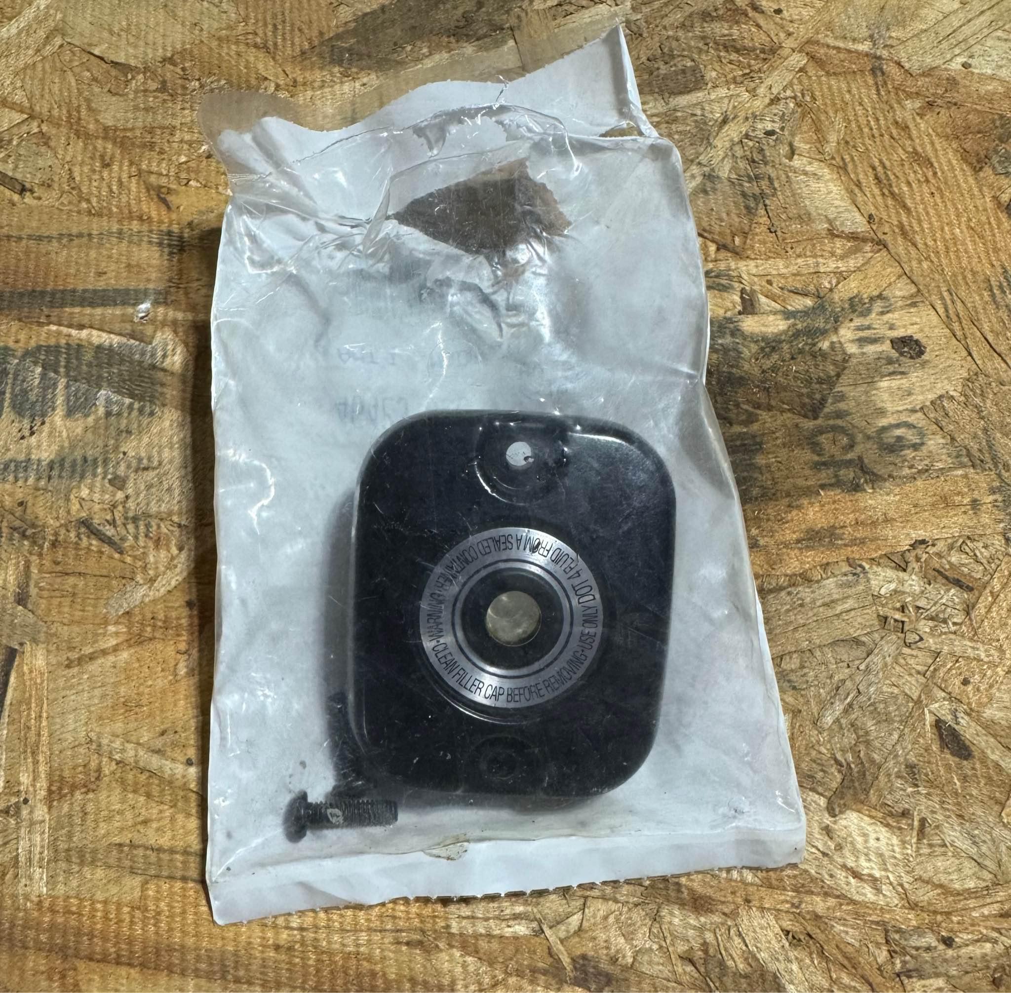 06-17 Harley-Davidson FXD Dyna Front Brake Master Cylinder Top Cover ...