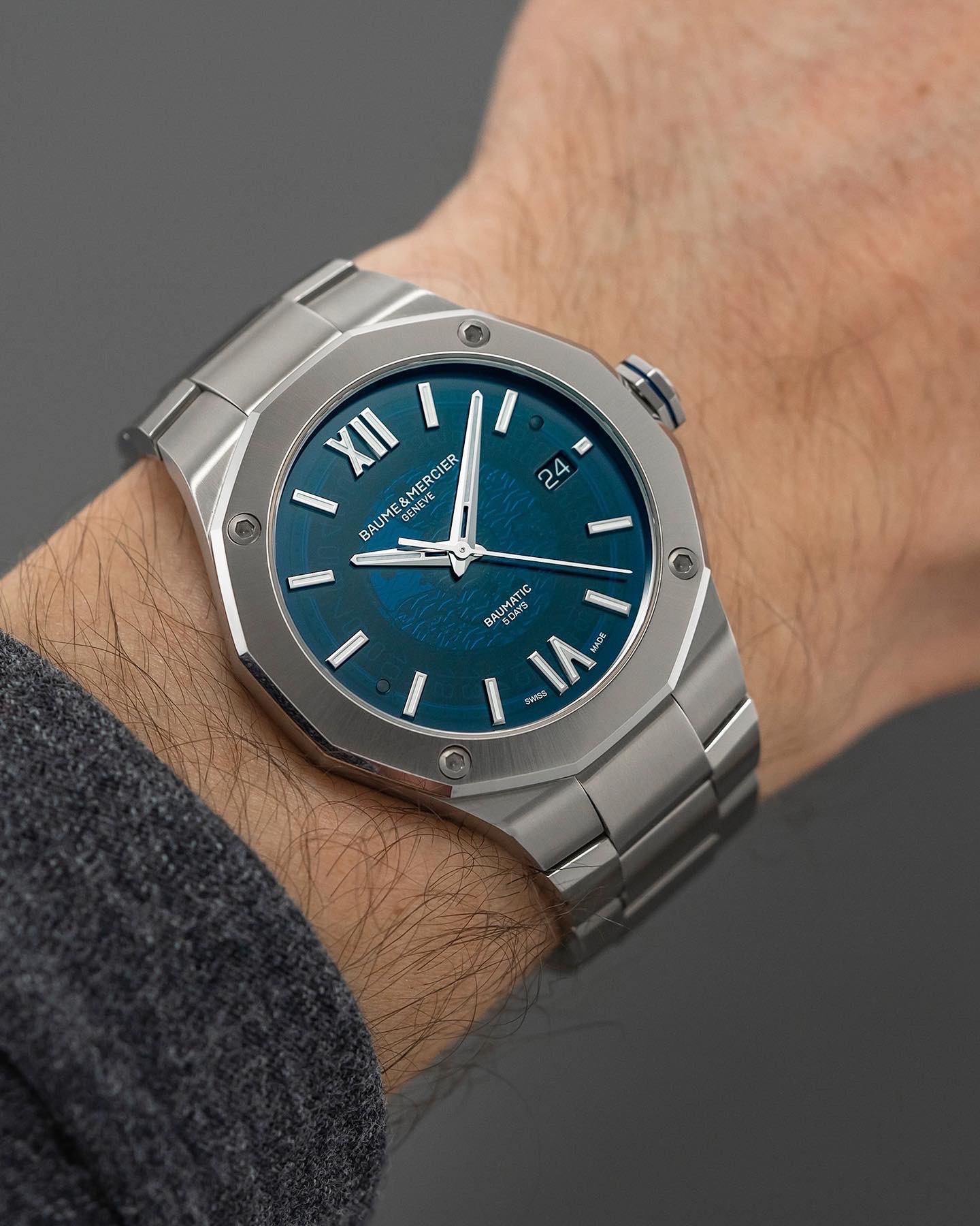 The Baume & Mercier Riviera revives a heritage integrated sports 
