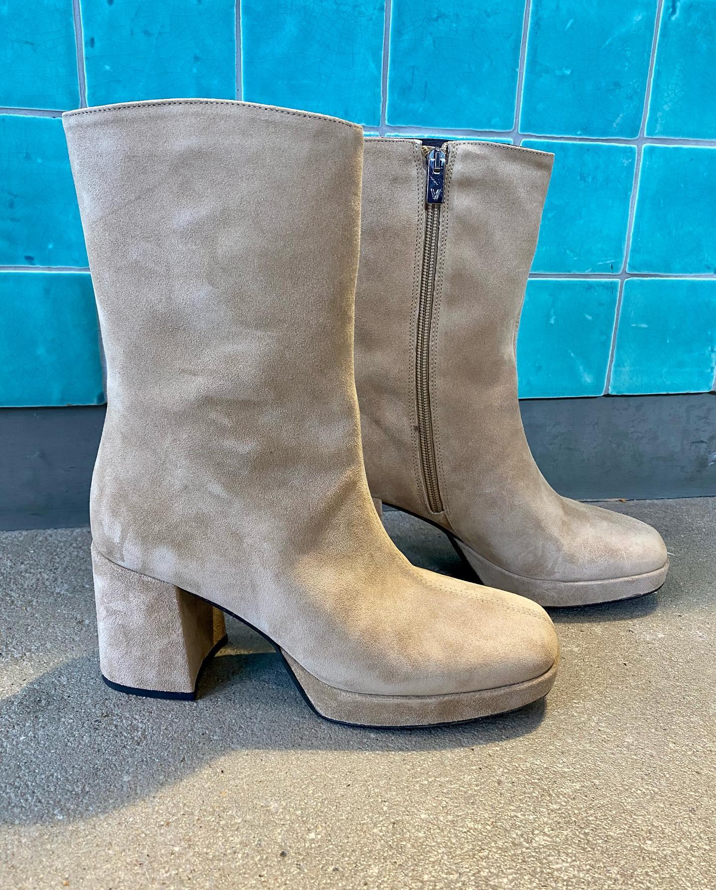 Shoeth - NIEUW! 🤩 Deze prachtige laars met hak hebben we... | Facebook