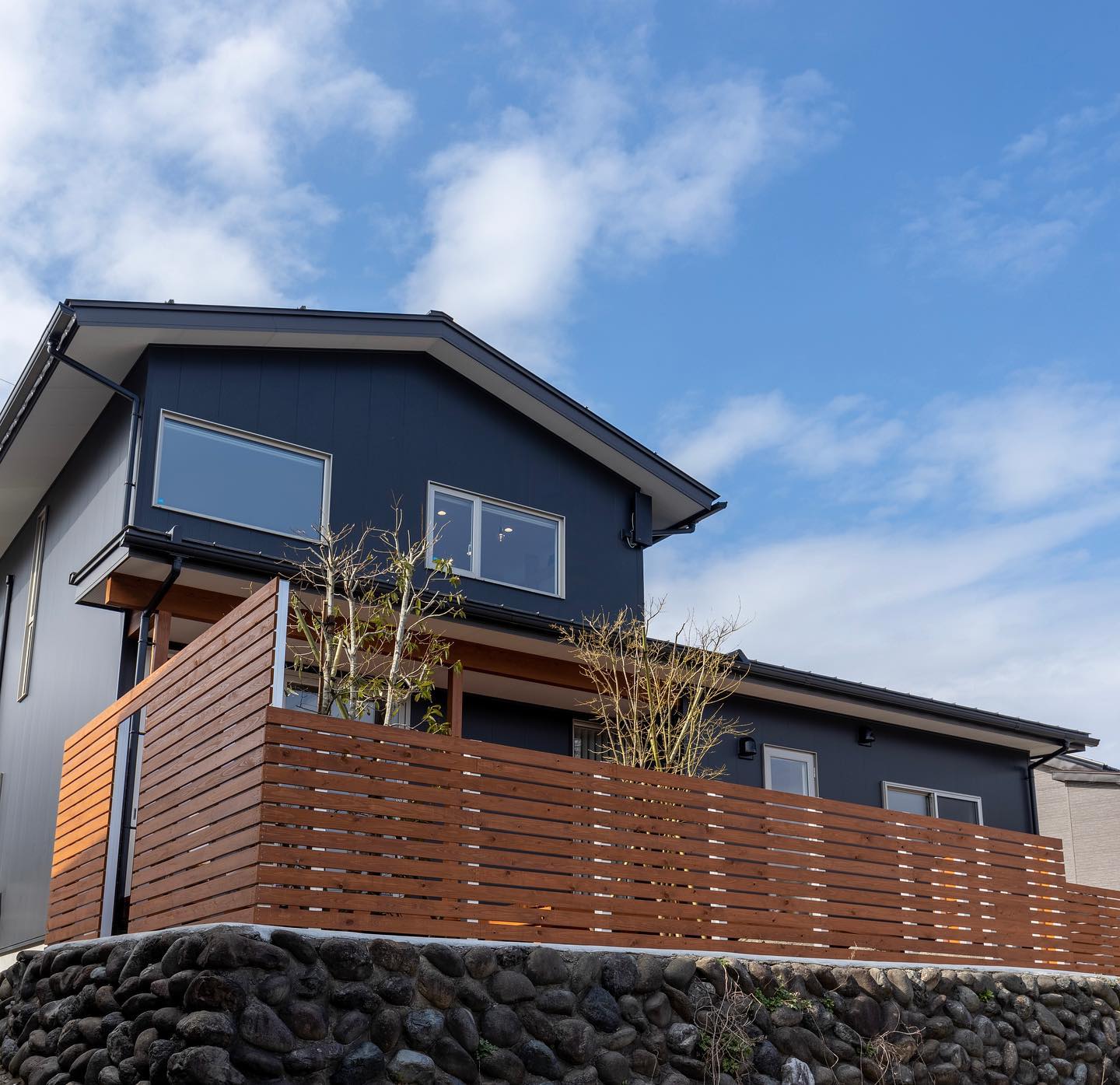 カネタ建設 - ・ Long Life,Long Loved Design. 高台に建つ 四季を眺める家... | Facebook