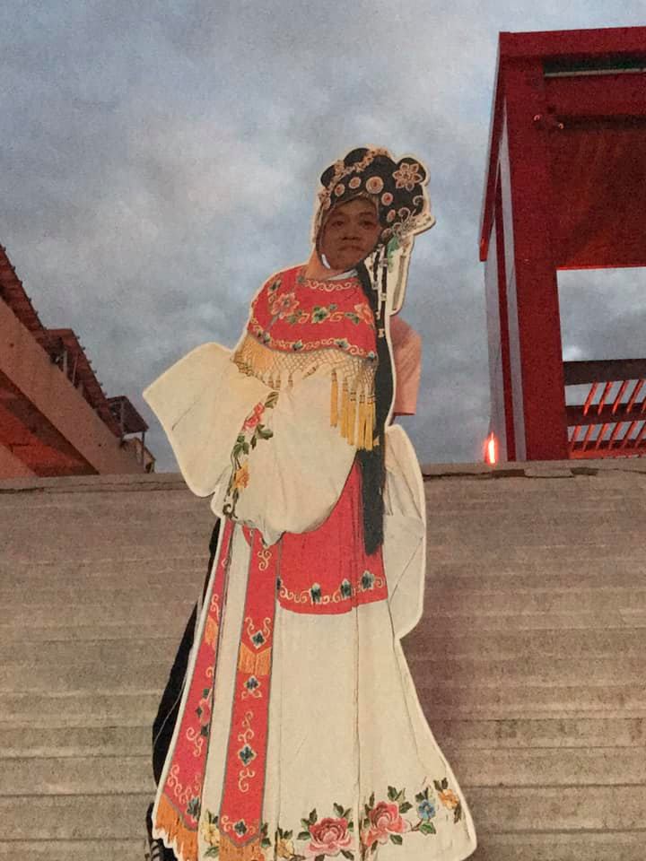 王意中 - 真的是，三八了自己，在家對面，台灣戲劇館，宜蘭文化中心，錄寫了些文章後，利用行動電源當支撐，玩起了自拍。無... | Facebook