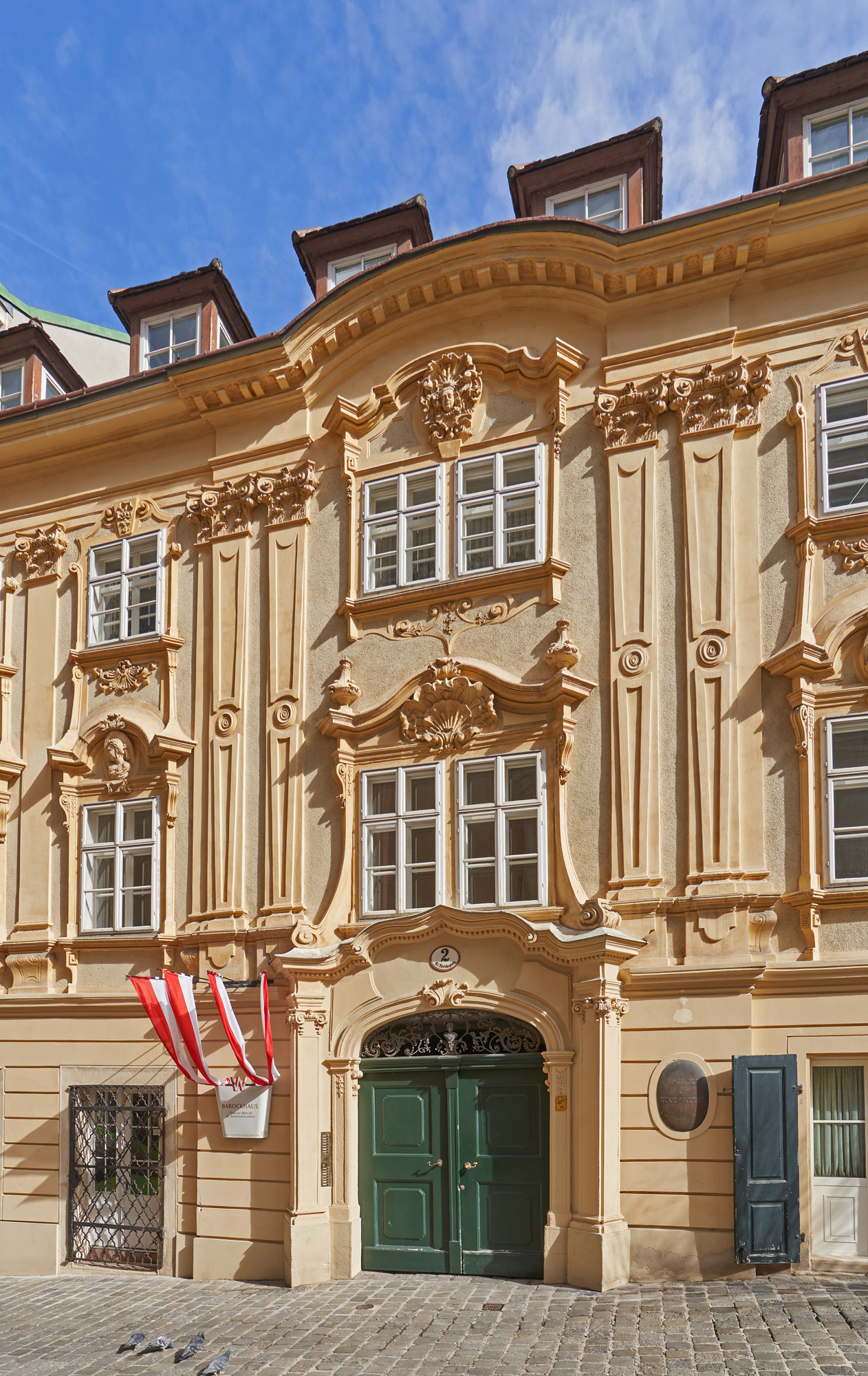 ATkultur - Die Mittelachse der Hausfassade ist von Pilastern mit ...