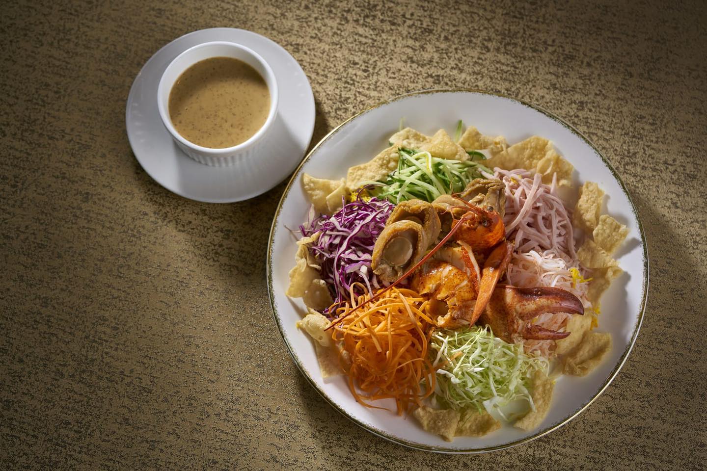 撈起係傳統農曆新年嘅食物，寓意「越撈越旺」、「風生水起」。 帝苑軒... - The Royal Garden 香港帝苑酒店