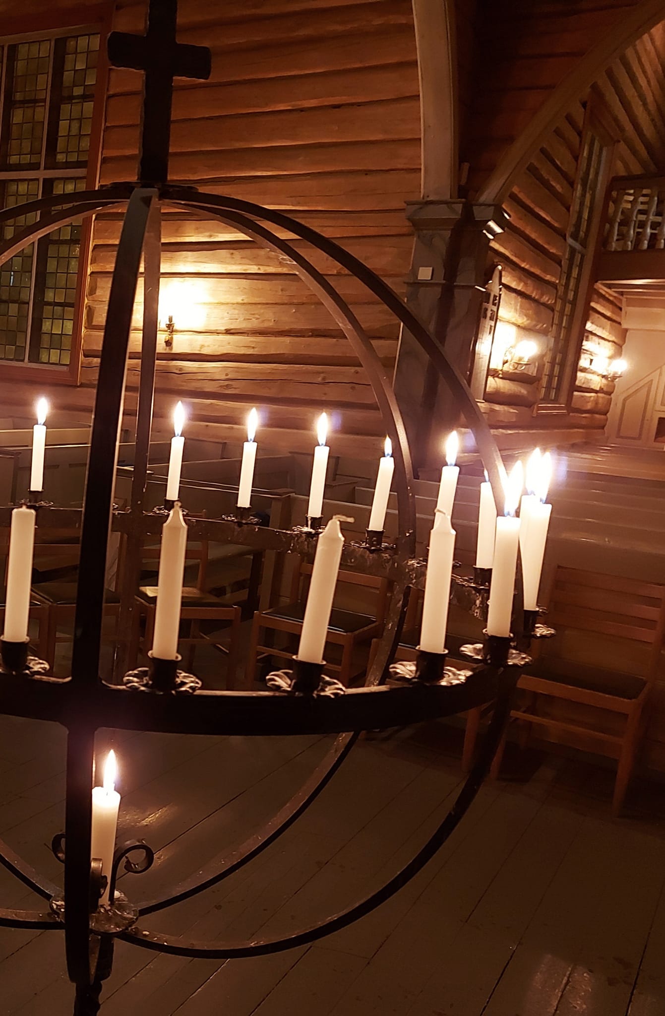 Biri kirke - I kveld var det åpen kirke med ro og lystenning og mange ...