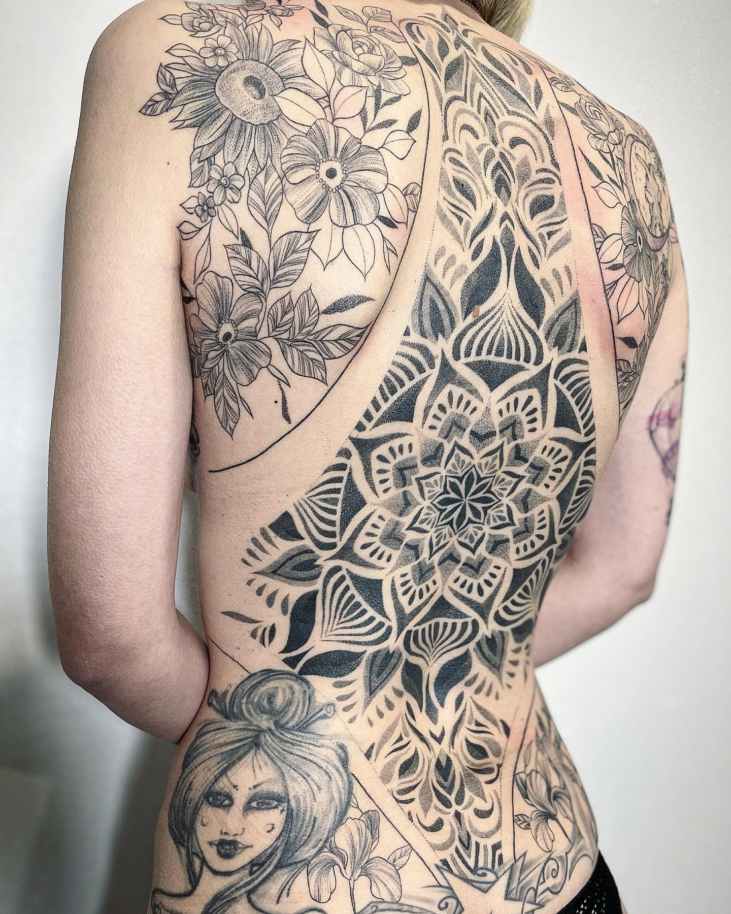 Tatouage Dos Complet Femme Mandala