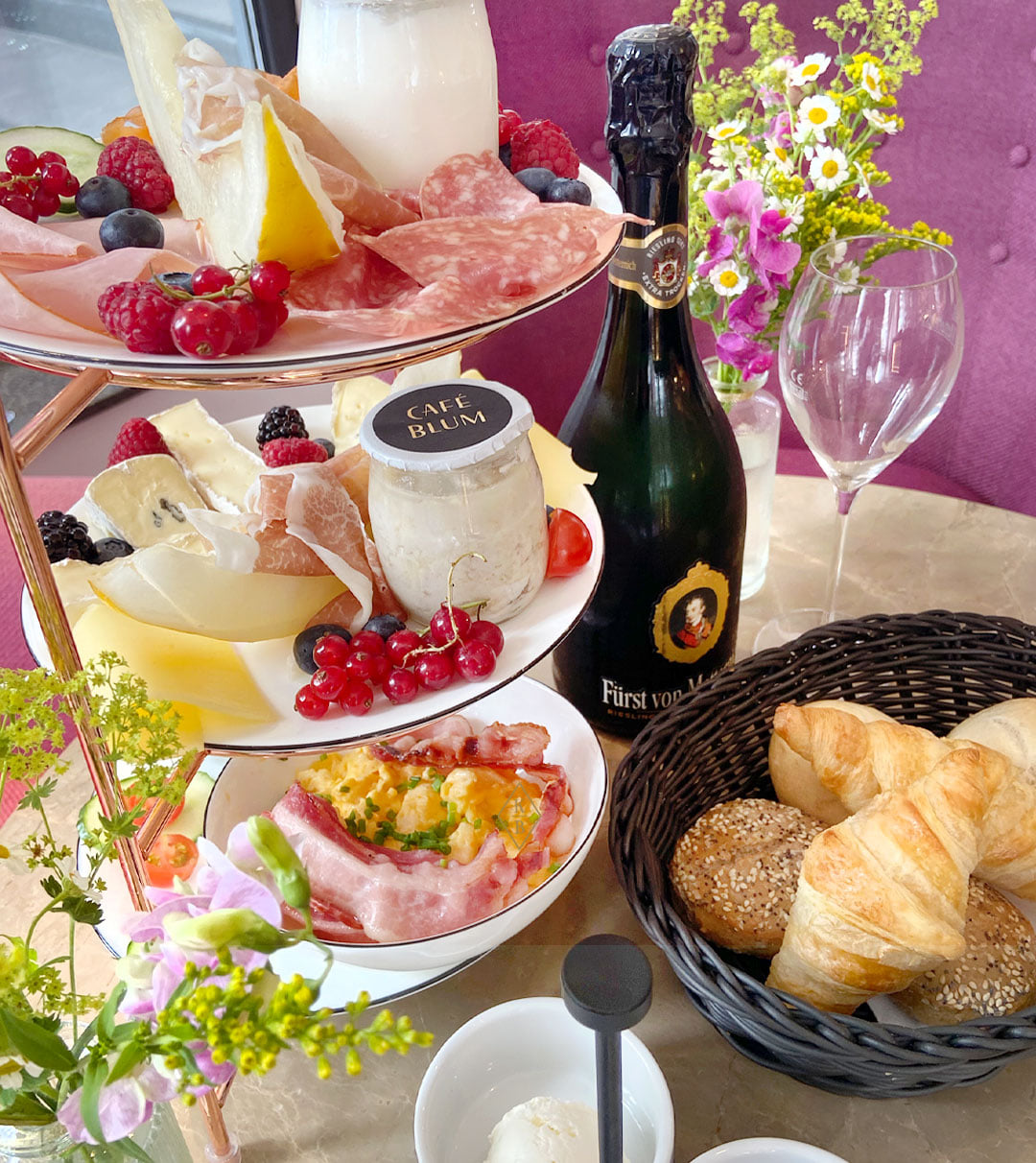 Blum's-Frühstücks-Etagere, für ein besonderes Genießer-Frühstück zu zweit. Und wenn es etwas zu feiern gibt: das Frühstück kommt inklusive ein Glas Riesling-Sekt pro Person. Reservieren Sie gleich ein