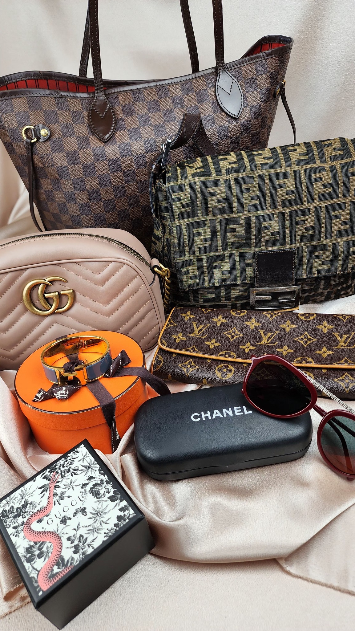 Theladyluxe - 🦄🌈 Vintage Unicorn! 🌈🦄 CHANEL Caviar Camera Bag $4999 ...
