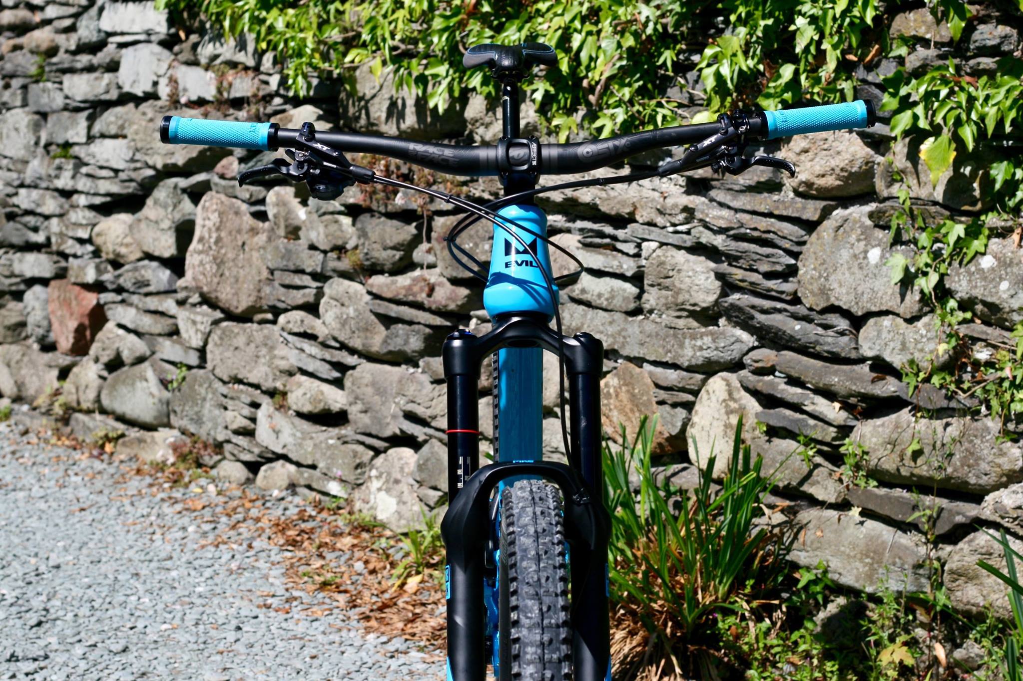 Evil Bikes The Wreckoning with RockShox Pike with Slik Graphics