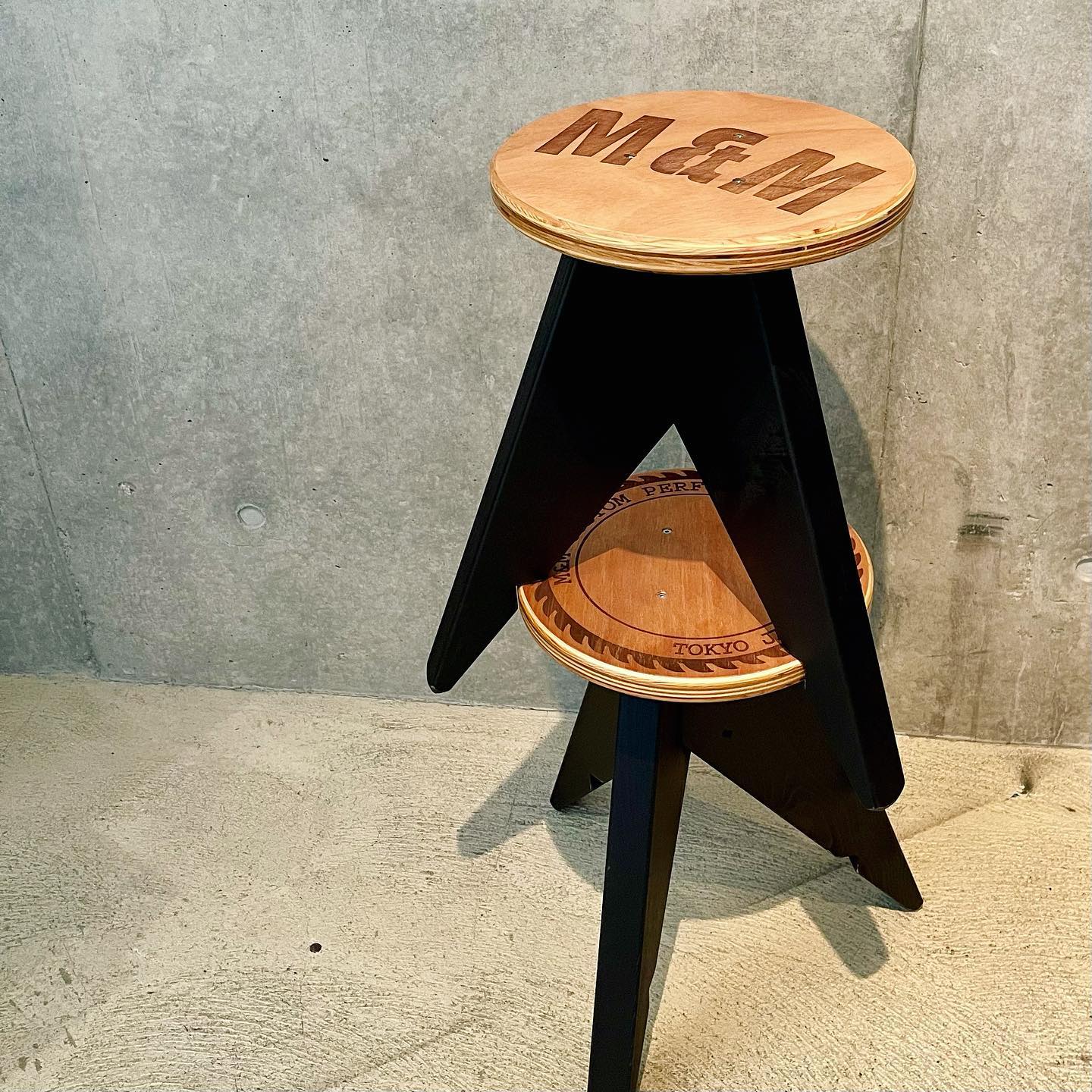 M&M FURNITURE】 丸スツール レーザー加工でブランドロゴを配した