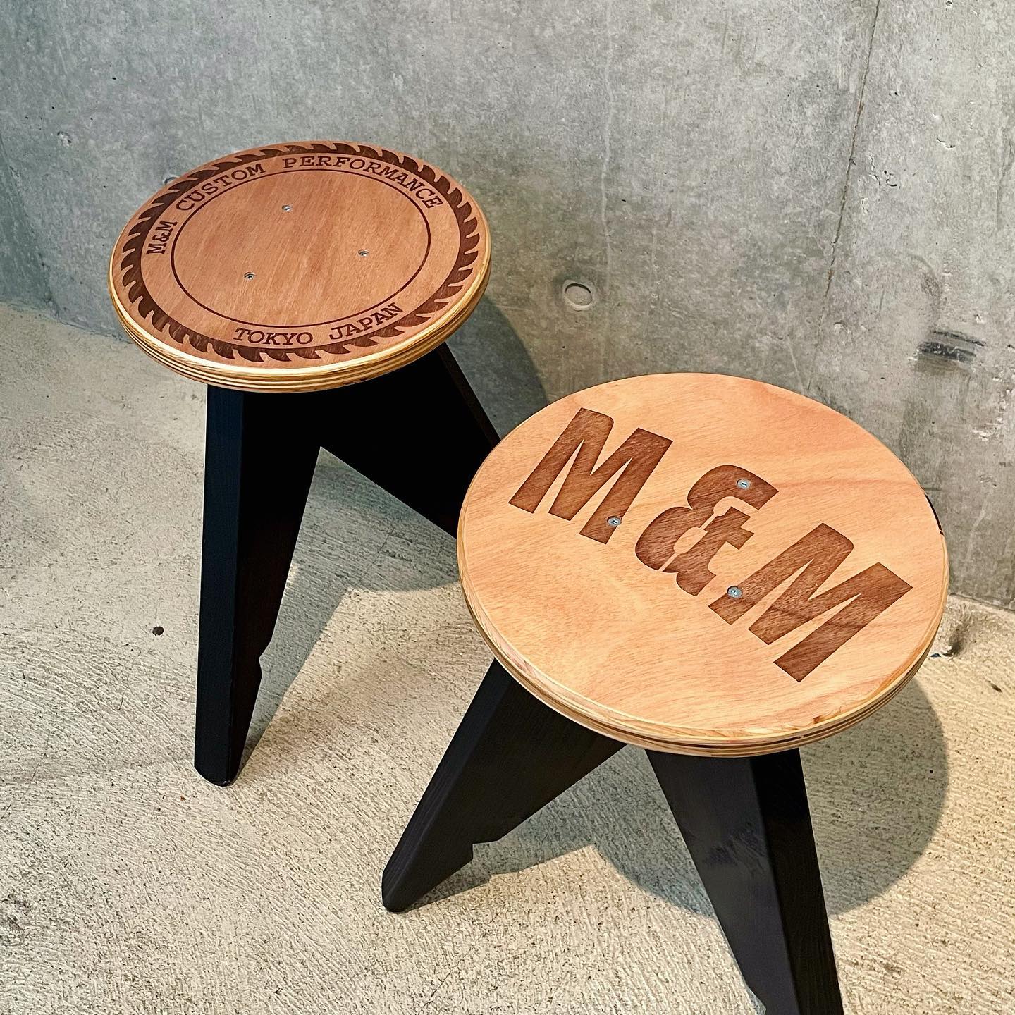 M&M FURNITURE】 丸スツール レーザー加工でブランドロゴを配した