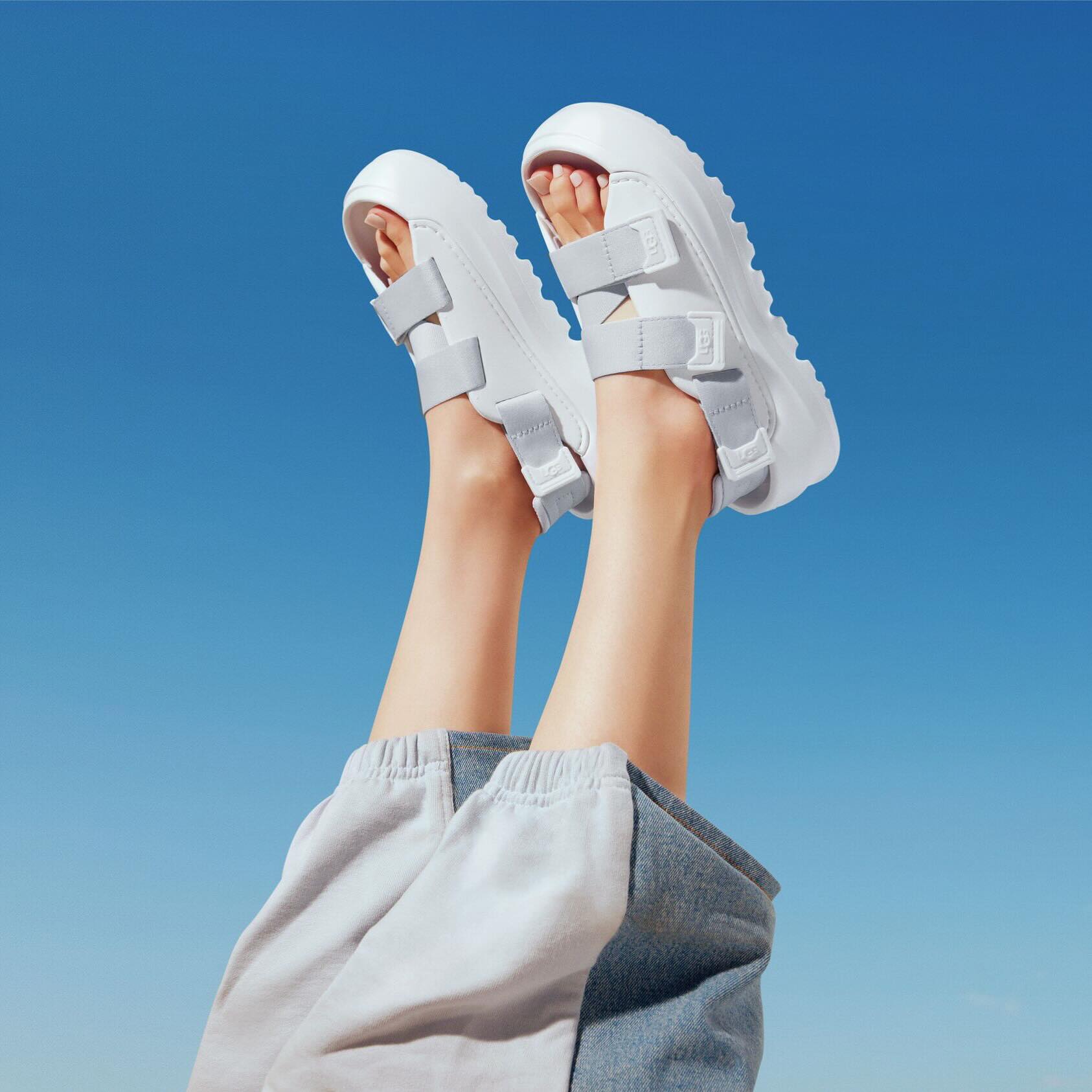 UGG - 新作 #UGGサンダル 「Stratus」は、軽くて足を包み込むような 