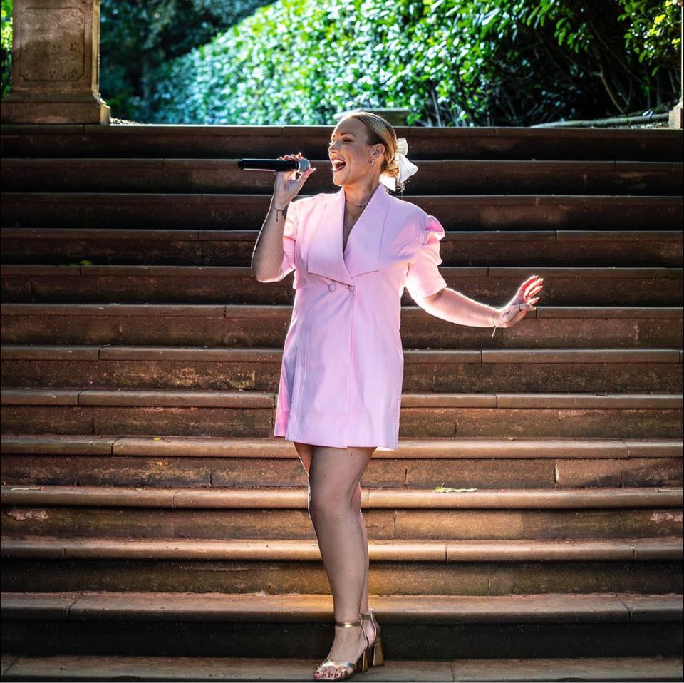 tara-may-vocalist-sandy