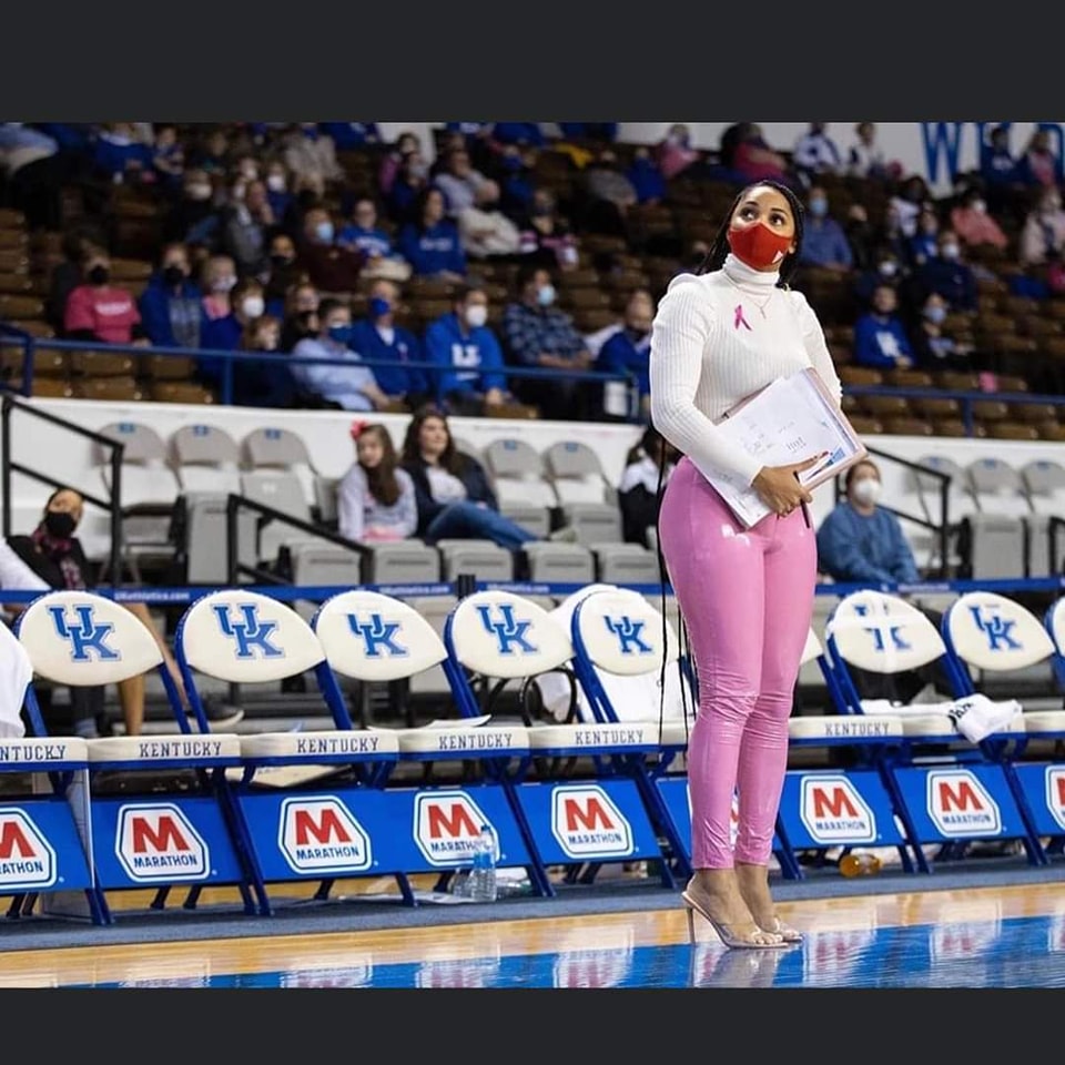 black women's basketball coach that dresses up 🏀 Texas Sydney Carter addresses harsh criticism she is facing for 