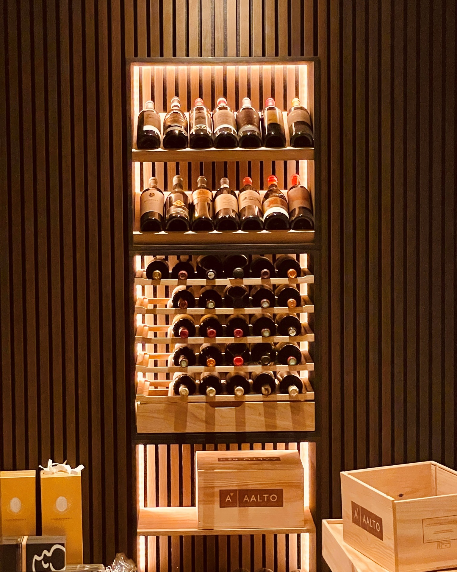 Elegante Weinregale von Caverack, mit Beleuchtung, die die perfekte Atmosphäre schafft und Ihre Lieblingsweine hervorhebt🤩✨ Kontaktieren Sie uns noch heute für eine Beratung, und wir helfen Ihnen, das perfekte Weinregal für Ihre